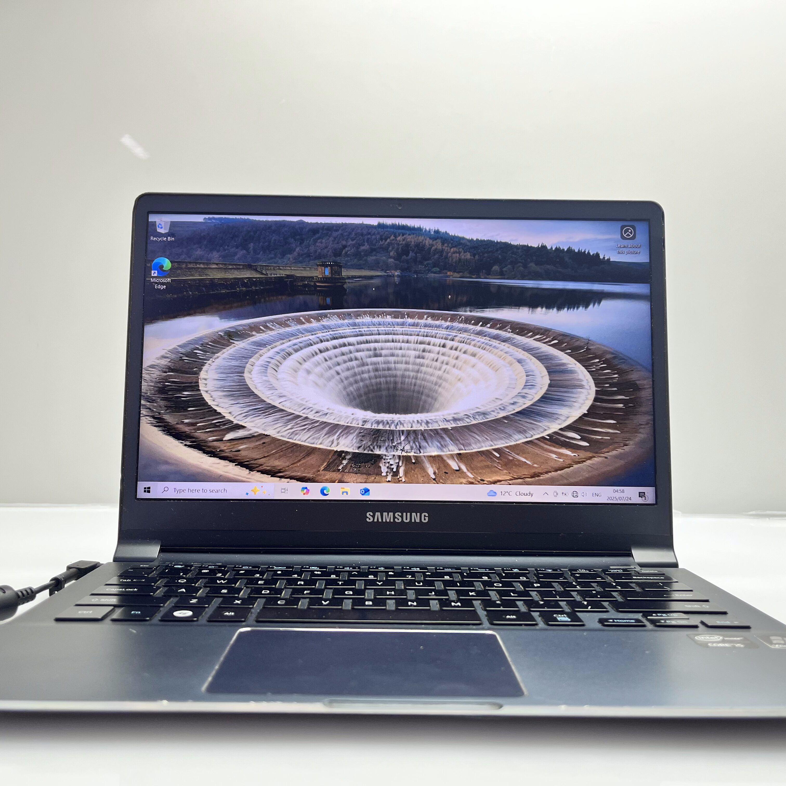 Samsung Series 9 UltraBook 4GB RAM 256GB SSD - Faulty Battery | Bright Spots - Image 3
