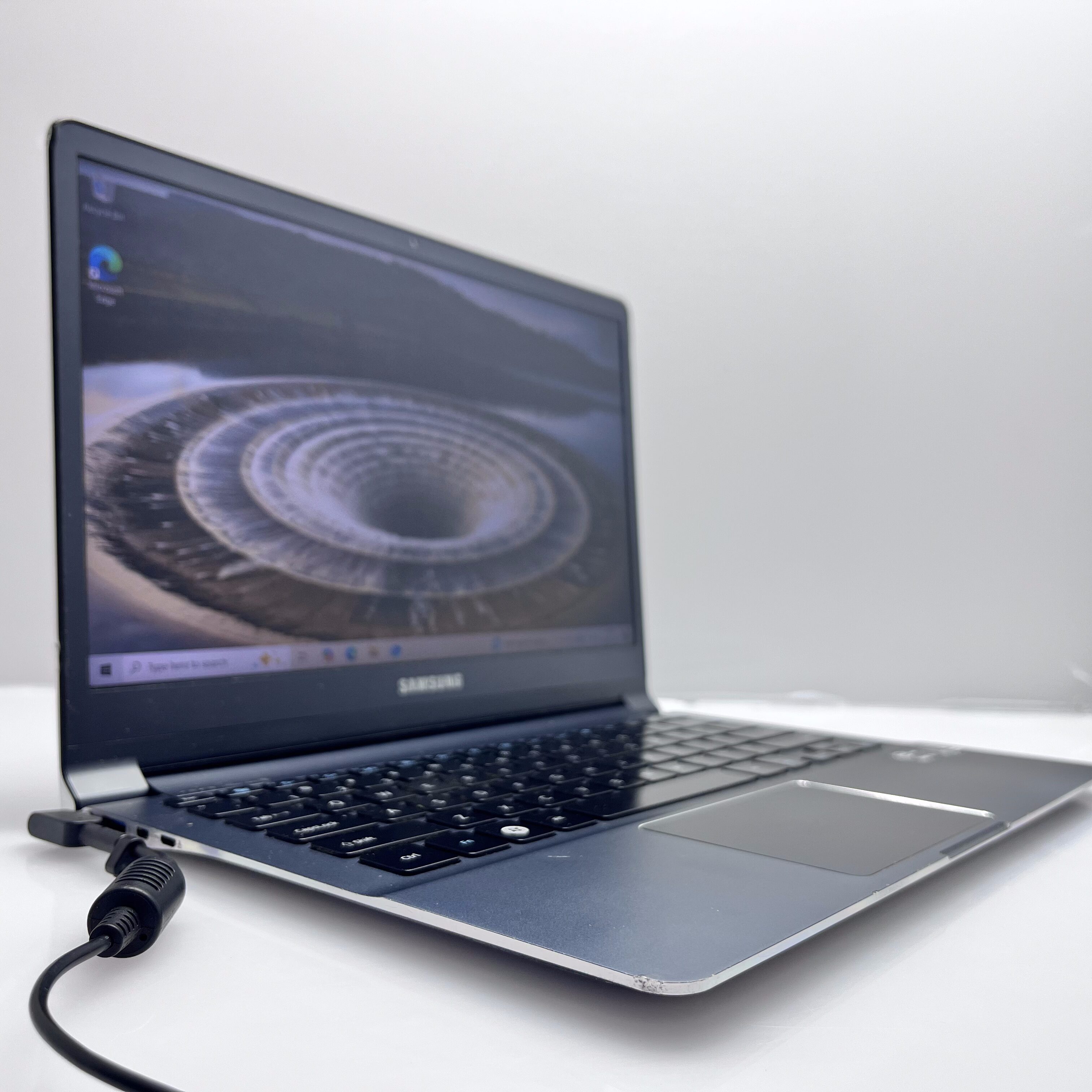 Samsung Series 9 UltraBook 4GB RAM 256GB SSD - Faulty Battery | Bright Spots - Image 2