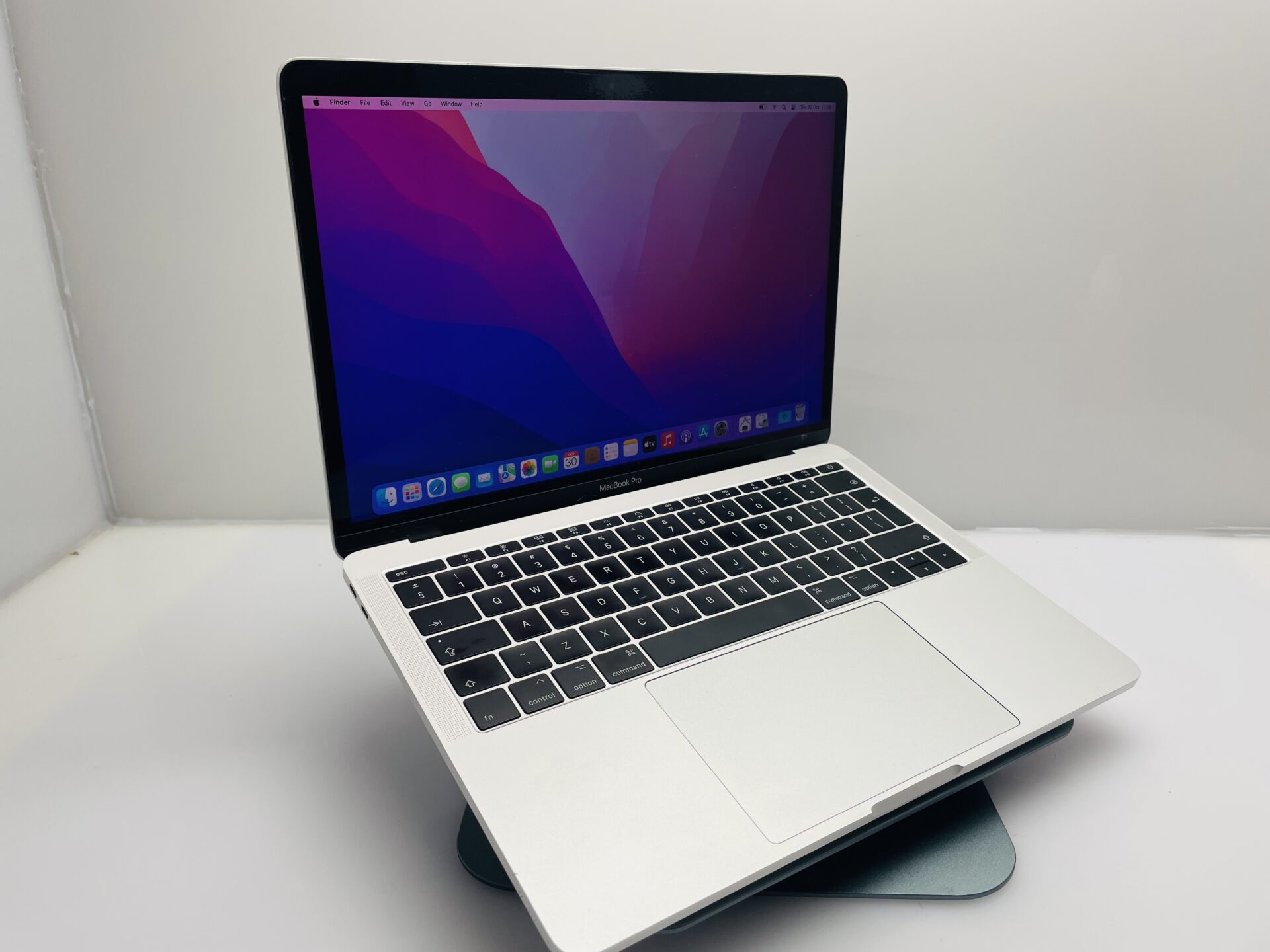 Apple MacBook Pro 13-Inch “Core i5” 2.3GHz (2017) 8GB RAM 128GB SSD Silver (Grade B) - Minor Crack - Image 3