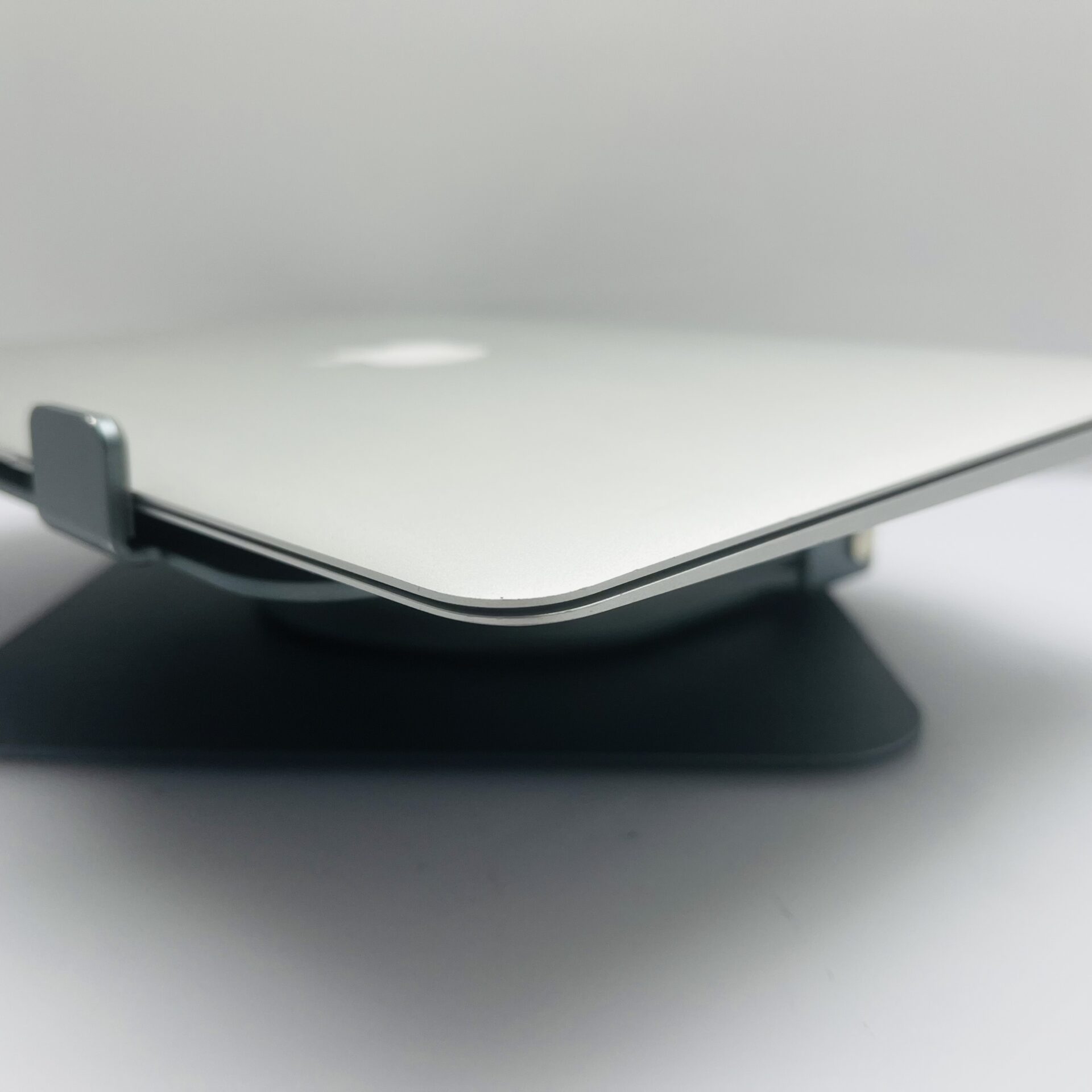 Apple MacBook Air 13-Inch “Core i5” 1.8GHz (2017) 8GB RAM 128GB SSD Silver - (Grade B) - Image 6