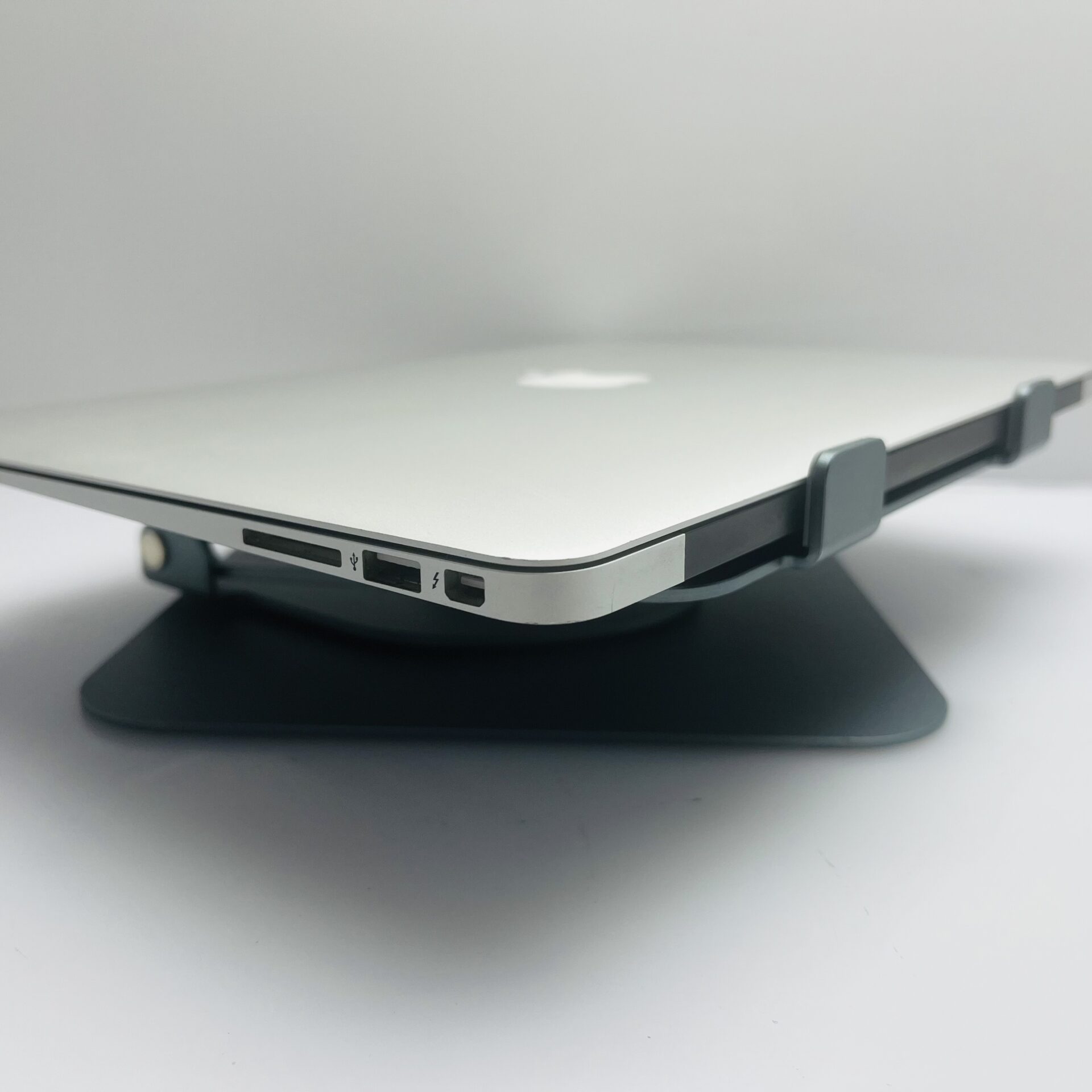 Apple MacBook Air 13-Inch “Core i5” 1.8GHz (2017) 8GB RAM 128GB SSD Silver - (Grade B) - Image 7