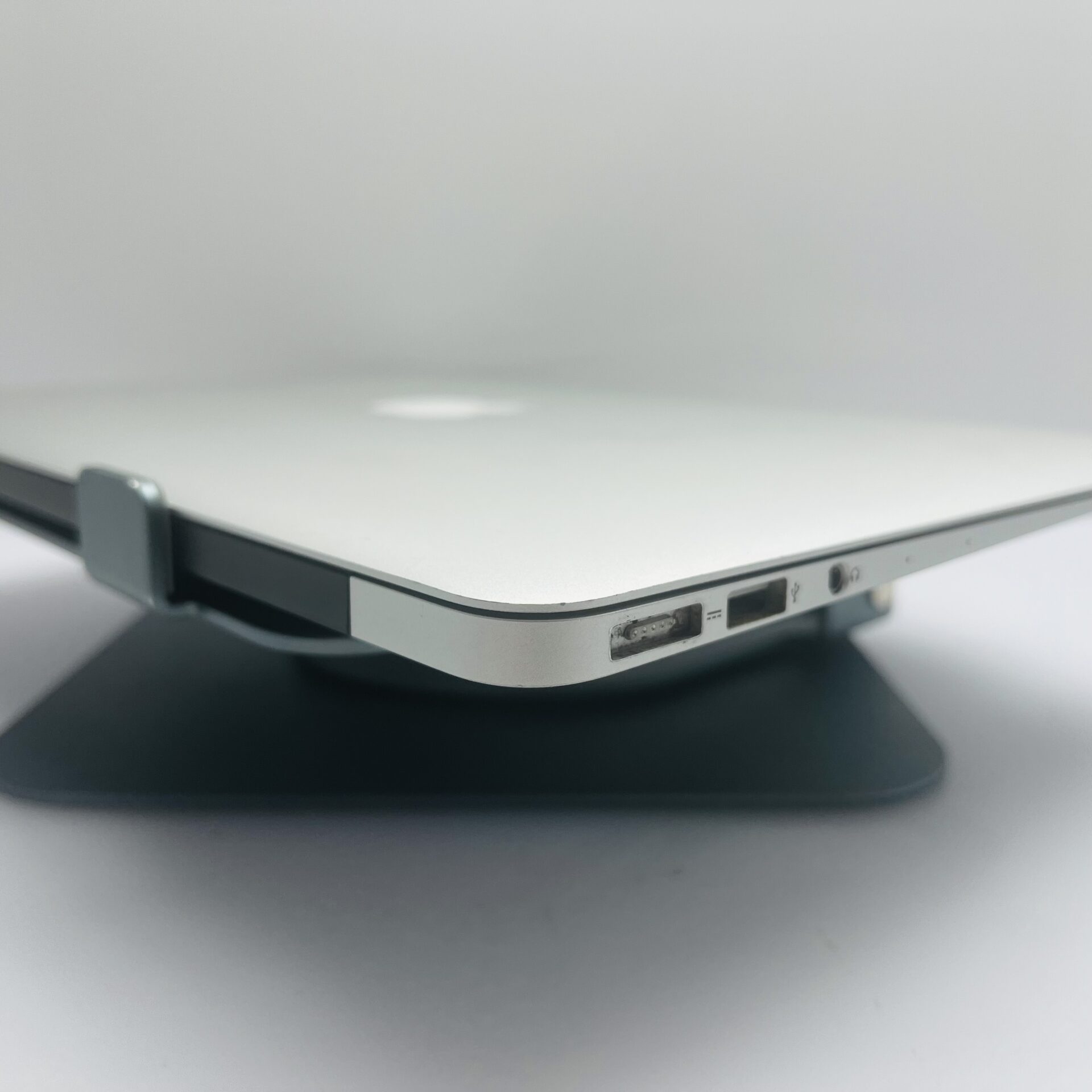 Apple MacBook Air 13-Inch “Core i5” 1.8GHz (2017) 8GB RAM 128GB SSD Silver - (Grade B) - Image 8