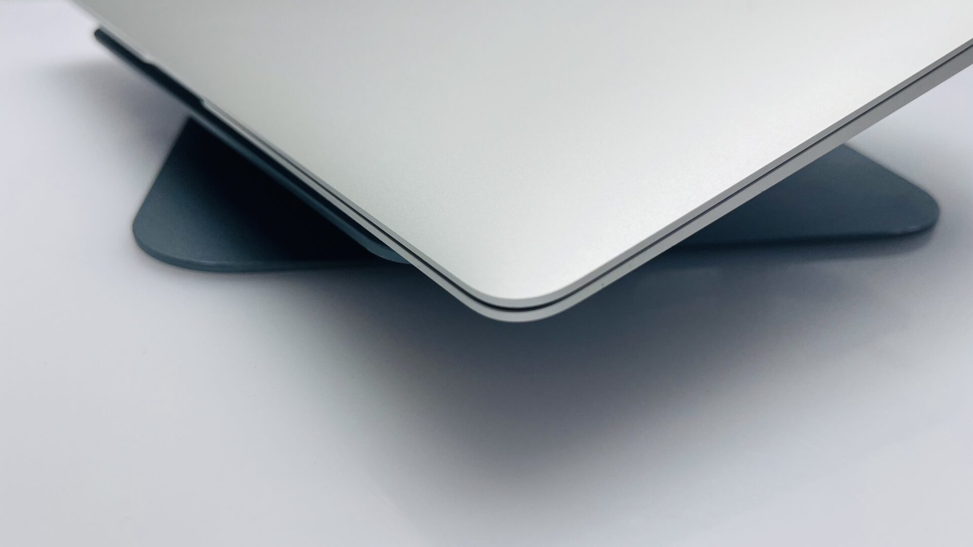 Apple MacBook Air 13-Inch “Core i5” 1.60GHz (TrueTone, 2019) 8GB RAM 128GB SSD Silver (Grade B) - Image 6
