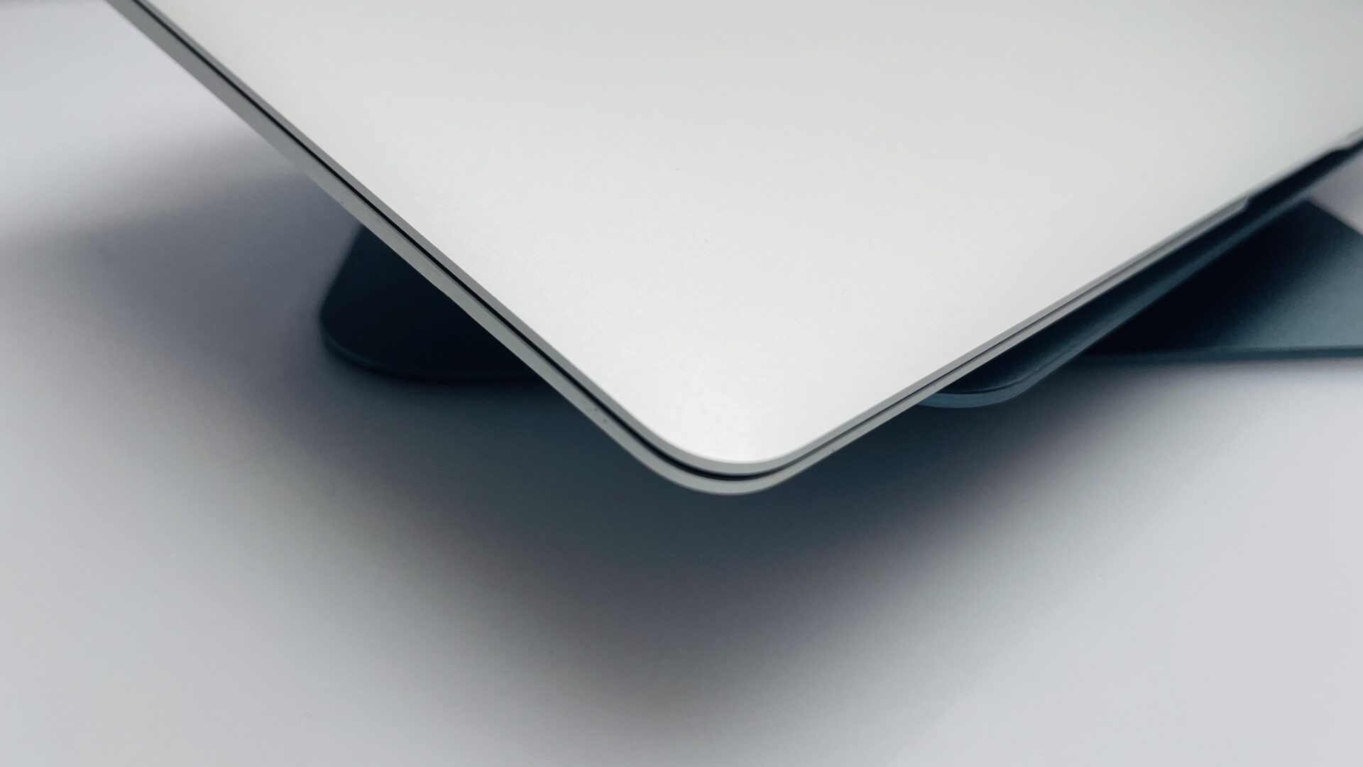 Apple MacBook Air 13-Inch “Core i5” 1.60GHz (TrueTone, 2019) 8GB RAM 128GB SSD Silver (Grade B) - Image 7