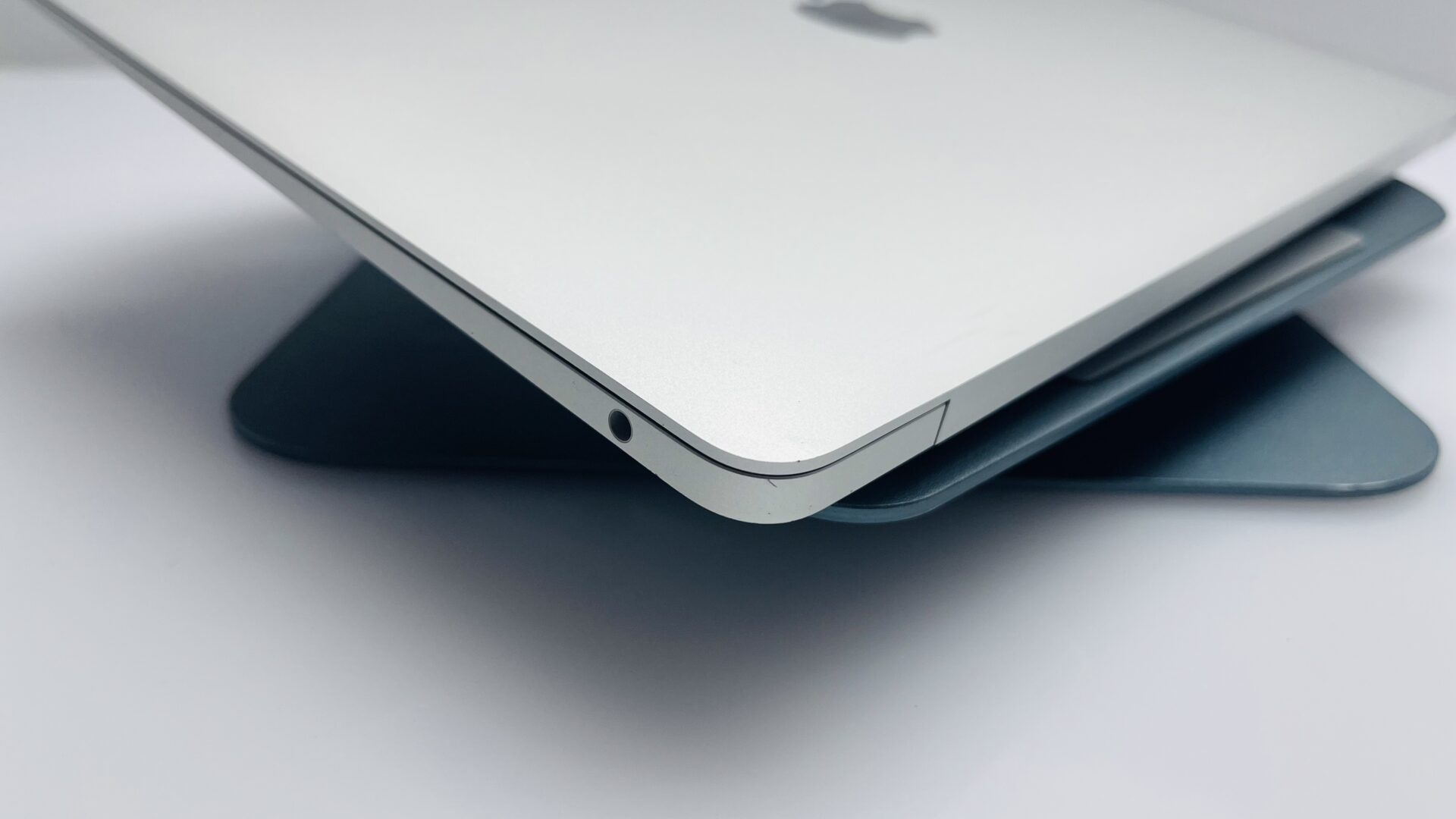 Apple MacBook Air 13-Inch “Core i5” 1.60GHz (TrueTone, 2019) 8GB RAM 128GB SSD Silver (Grade B) - Image 8