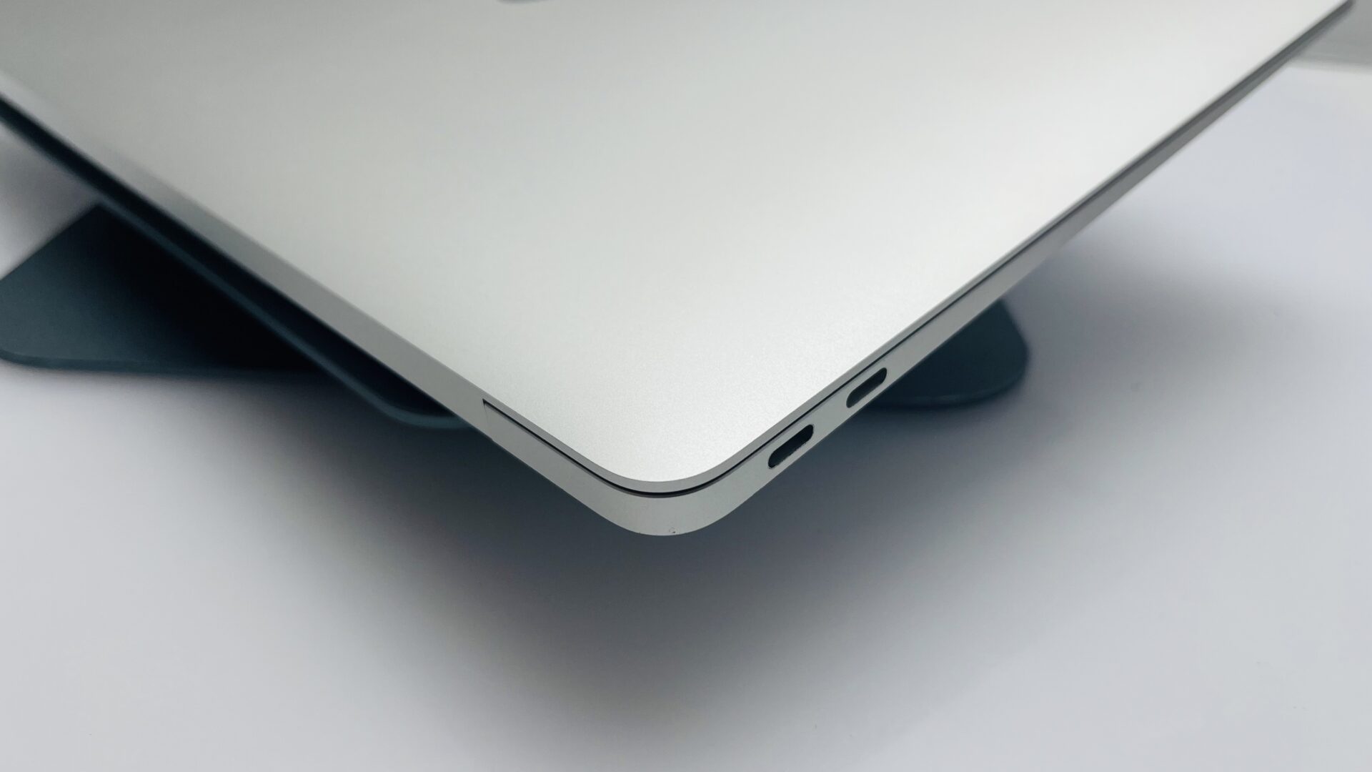 Apple MacBook Air 13-Inch “Core i5” 1.60GHz (TrueTone, 2019) 8GB RAM 128GB SSD Silver (Grade B) - Image 9