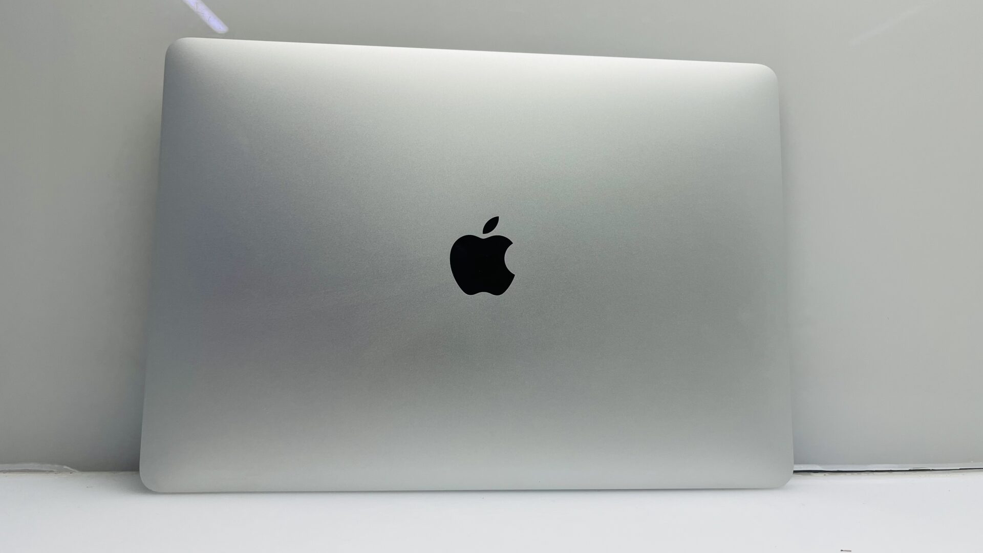 Apple MacBook Air 13-Inch “Core i5” 1.60GHz (TrueTone, 2019) 8GB RAM 128GB SSD Silver (Grade B) - Image 2