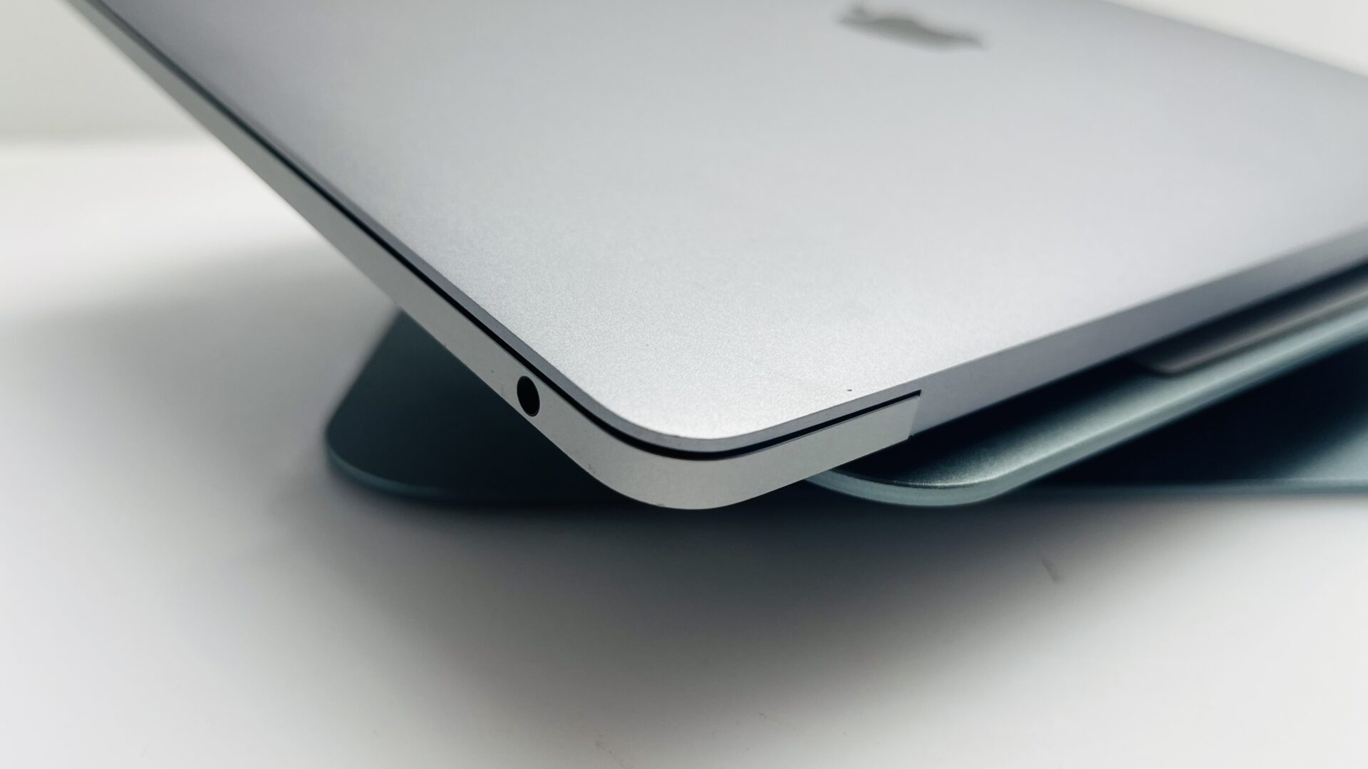 Apple MacBook Pro 13-Inch “Core i5” 2.3GHz (2017) 8GB RAM 128GB SSD Silver (Grade B) - Minor Bright Spots - Image 8