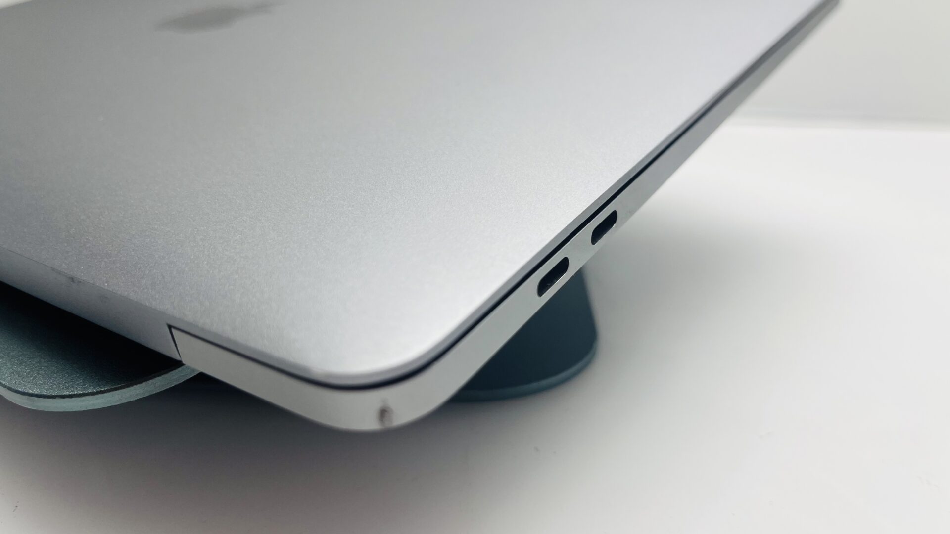 Apple MacBook Pro 13-Inch “Core i5” 2.3GHz (2017) 8GB RAM 128GB SSD Silver (Grade B) - Minor Bright Spots - Image 9