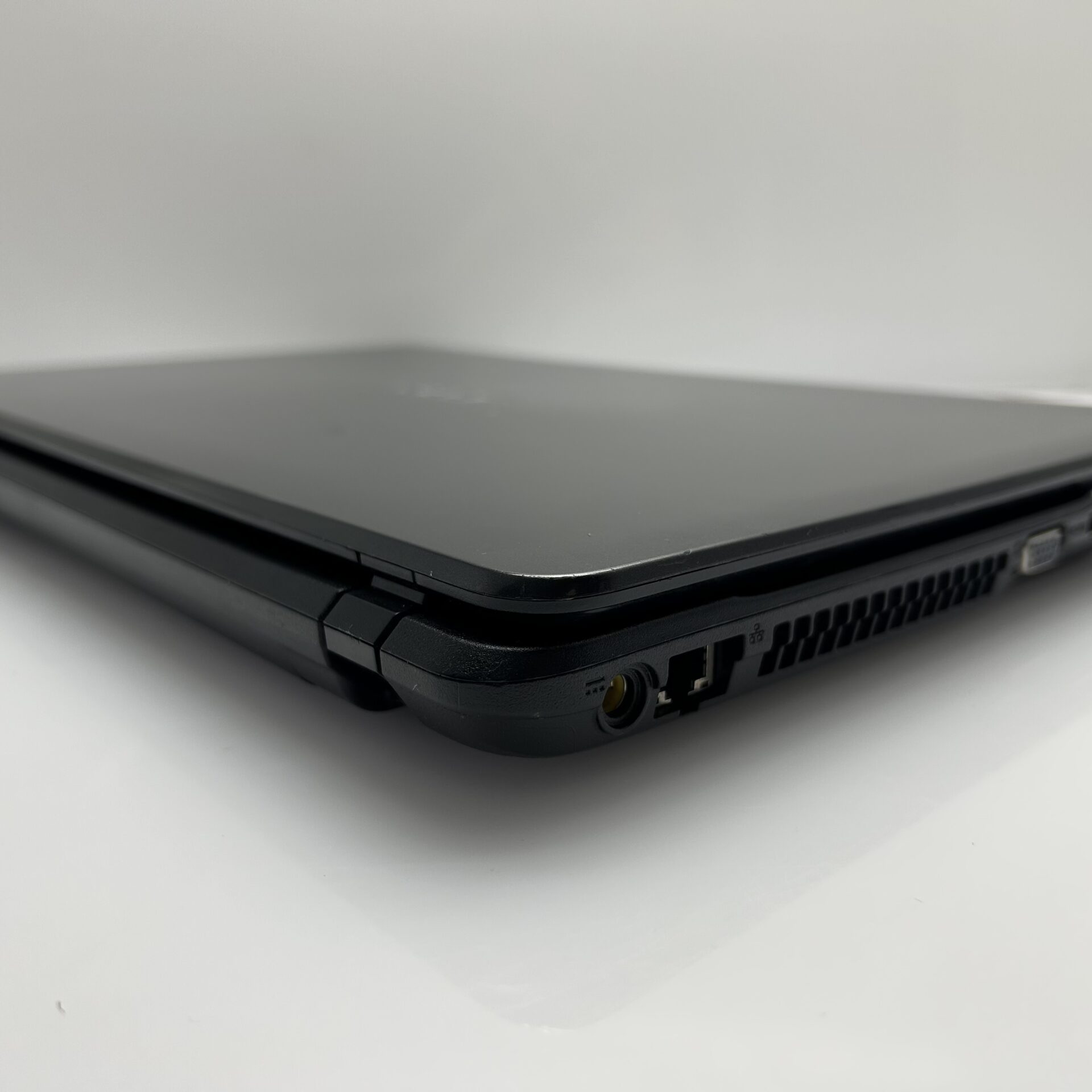 Acer Aspire E1 Q5WPH 3rd Gen "Core i5" 2.60GHz 16GB RAM 256GB SSD Black (Grade B) - Minor Bright Spots/ Soft Speaker - Image 8