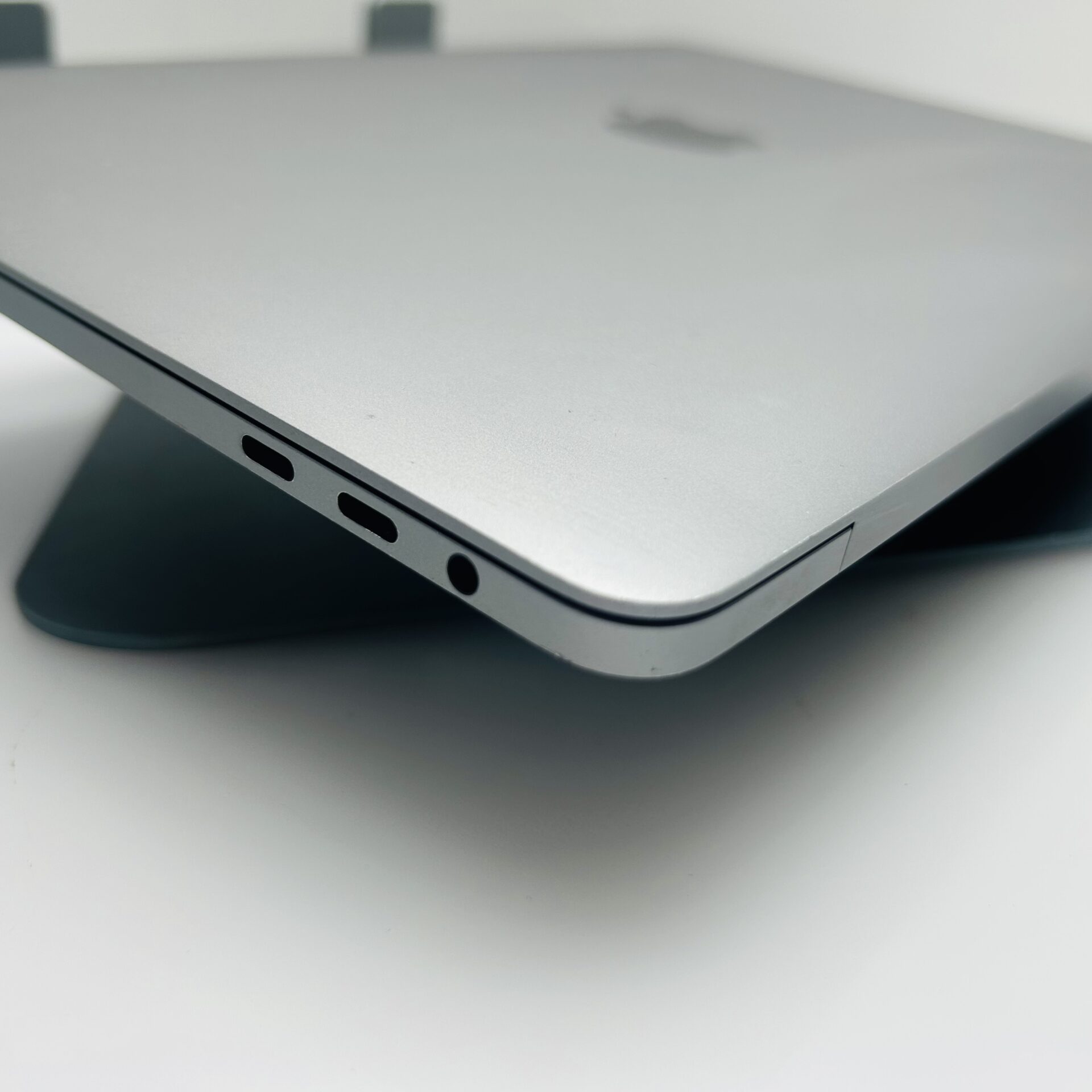 Apple MacBook Pro 13-Inch “Core i5” 3.1GHz (2017) 8GB RAM 512GB SSD Space Gray (Grade B) - Image 8