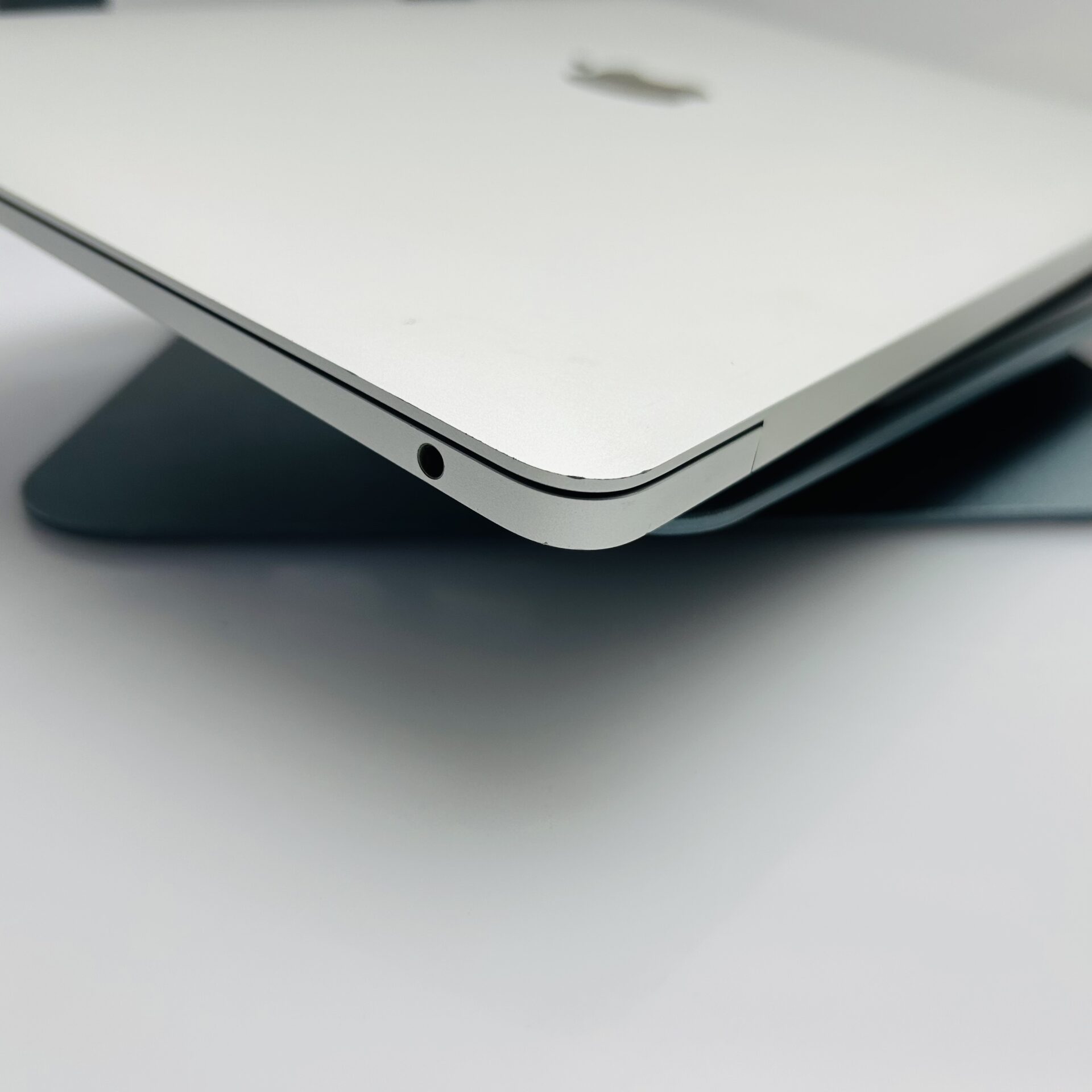 Apple MacBook Air 13-Inch “Core i3” 1.1GHz (Retina, 2020) 8GB RAM 256GB SSD Silver (Grade B) - Image 8