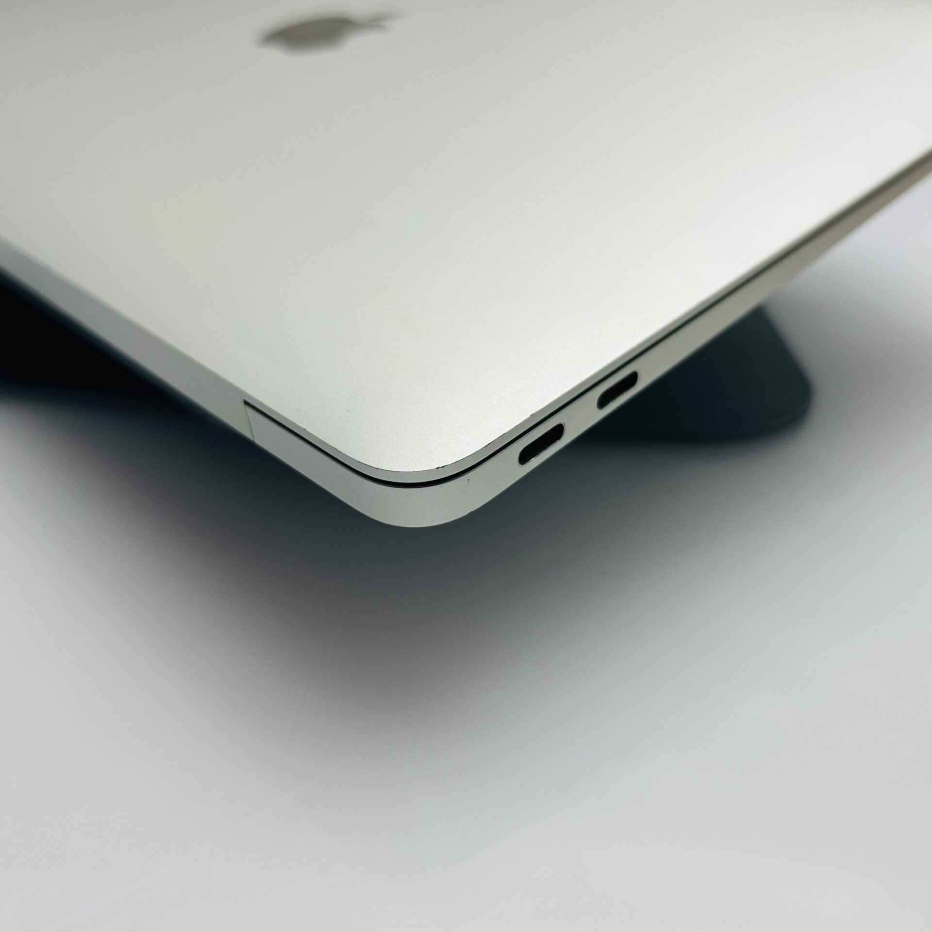 Apple MacBook Air 13-Inch “Core i3” 1.1GHz (Retina, 2020) 8GB RAM 256GB SSD Silver (Grade B) - Image 9