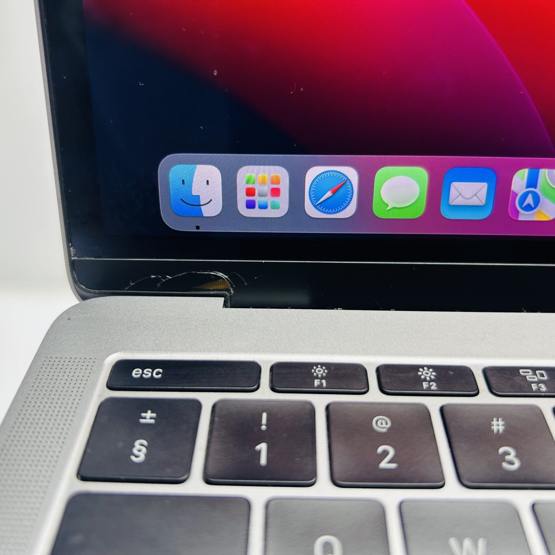 Apple Macbook Pro 13-inch “Core i5″ 2.3 GHz (Mid-2017) 8GB RAM 128GB SSD Space Gray – Cracked LCD Panel - Image 4