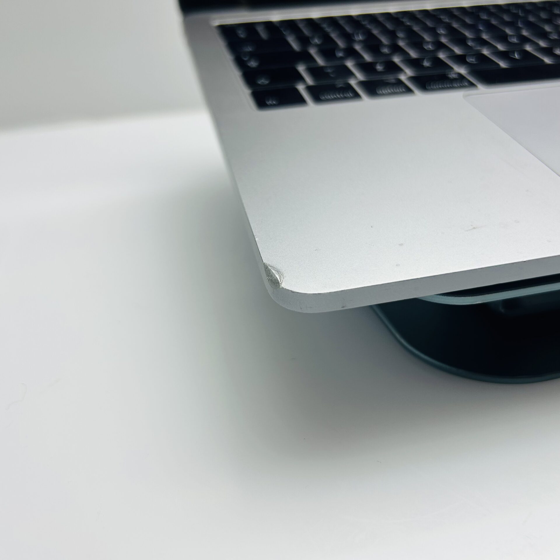 Apple Macbook Pro 13-inch “Core i5″ 2.3 GHz (Mid-2017) 8GB RAM 128GB SSD Space Gray – Cracked LCD Panel - Image 5