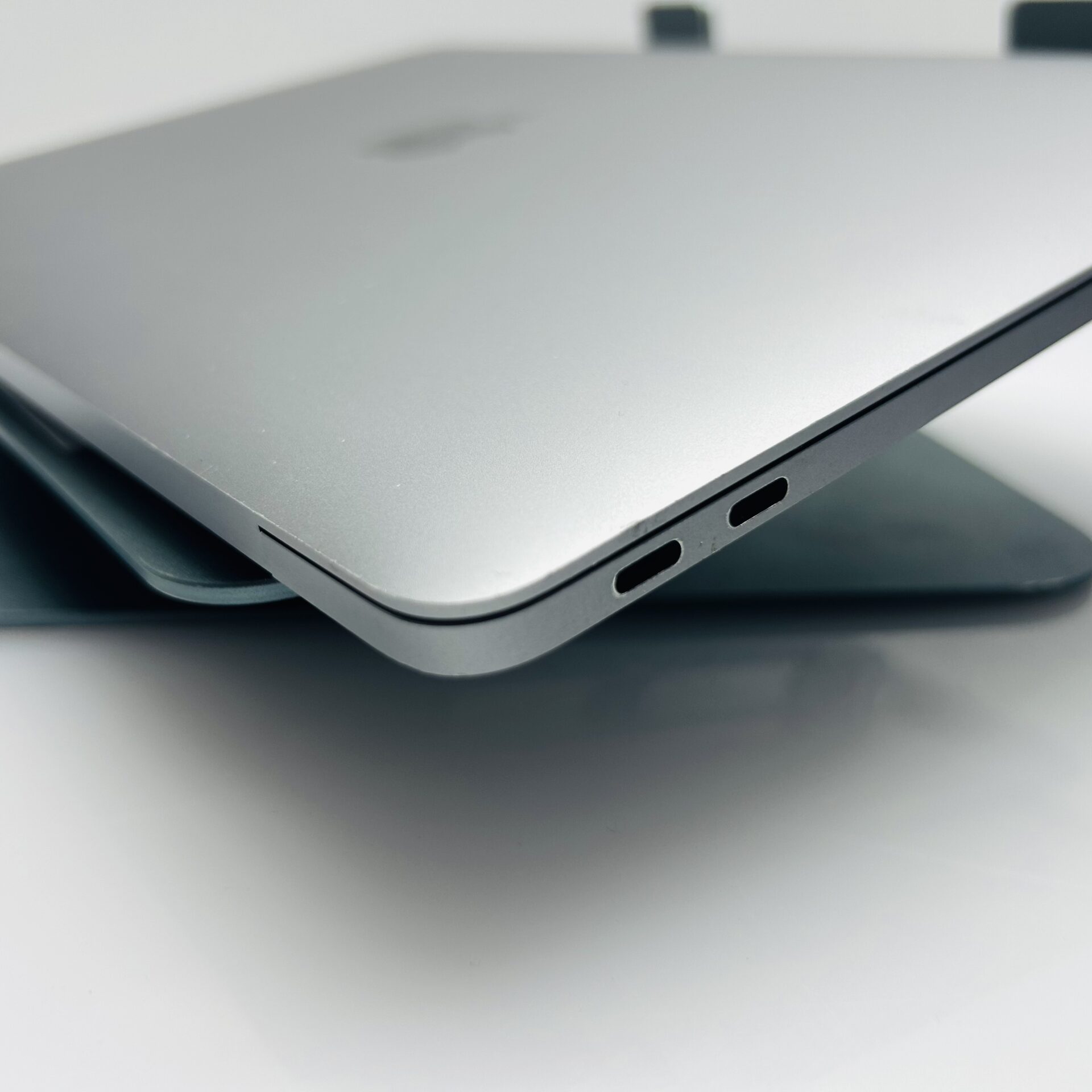 Apple Macbook Pro 13-inch “Core i5″ 2.3 GHz (Mid-2017) 8GB RAM 128GB SSD Space Gray – Cracked LCD Panel - Image 9