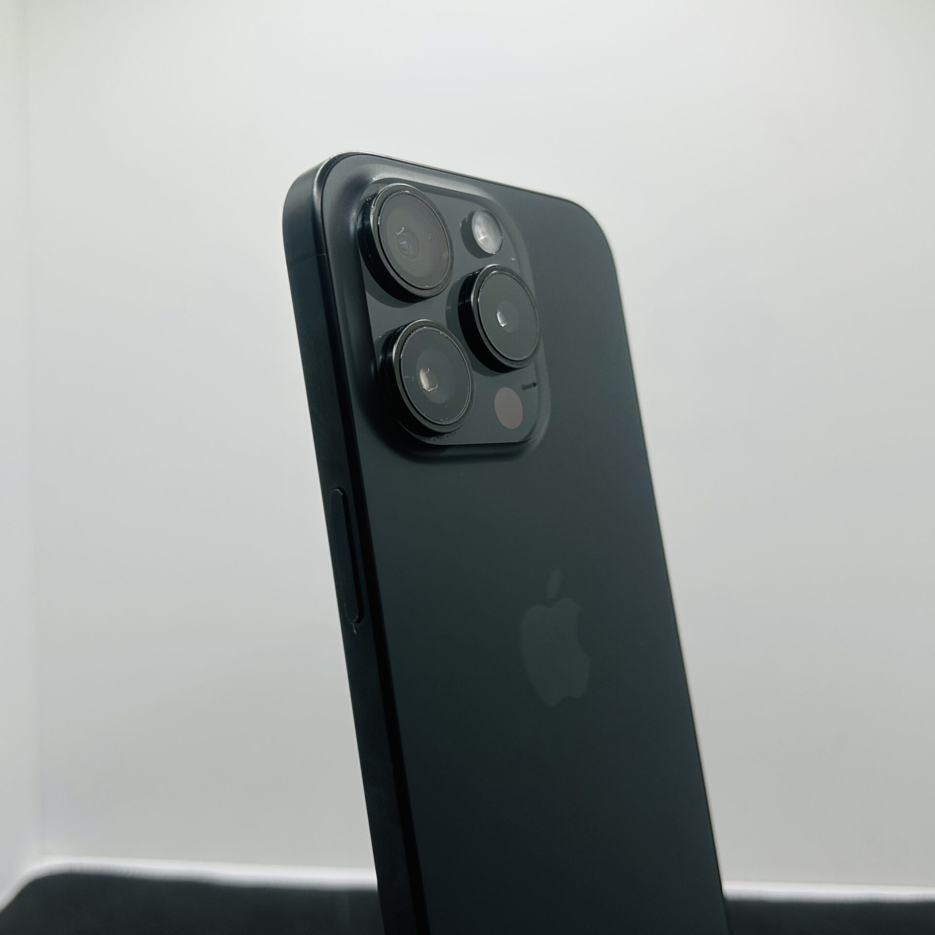 Apple iPhone 15 Pro 256GB Black titanium - (Grade B) - Image 11