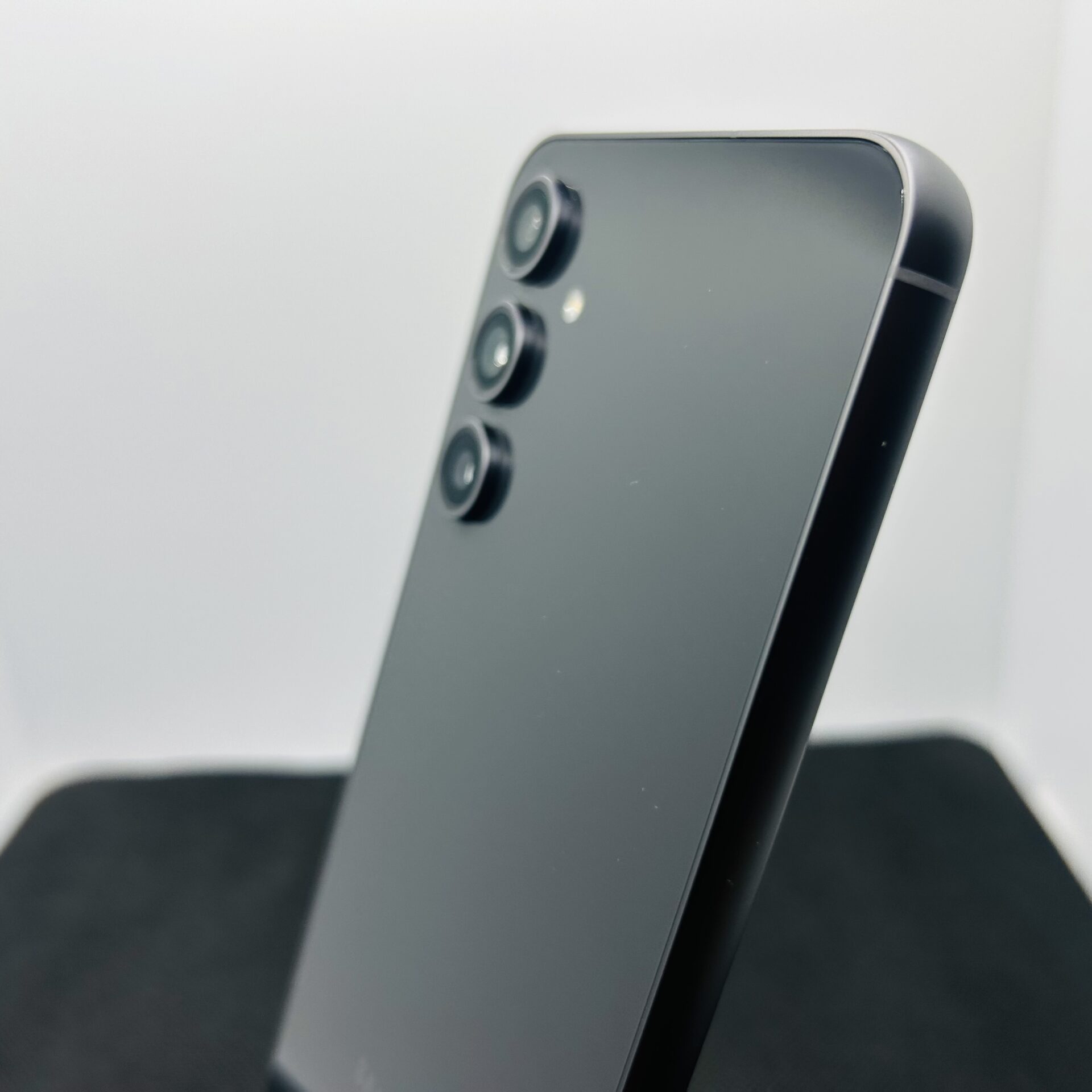 Samsung Galaxy S23 FE 256GB Graphite – (Grade B) - Image 6