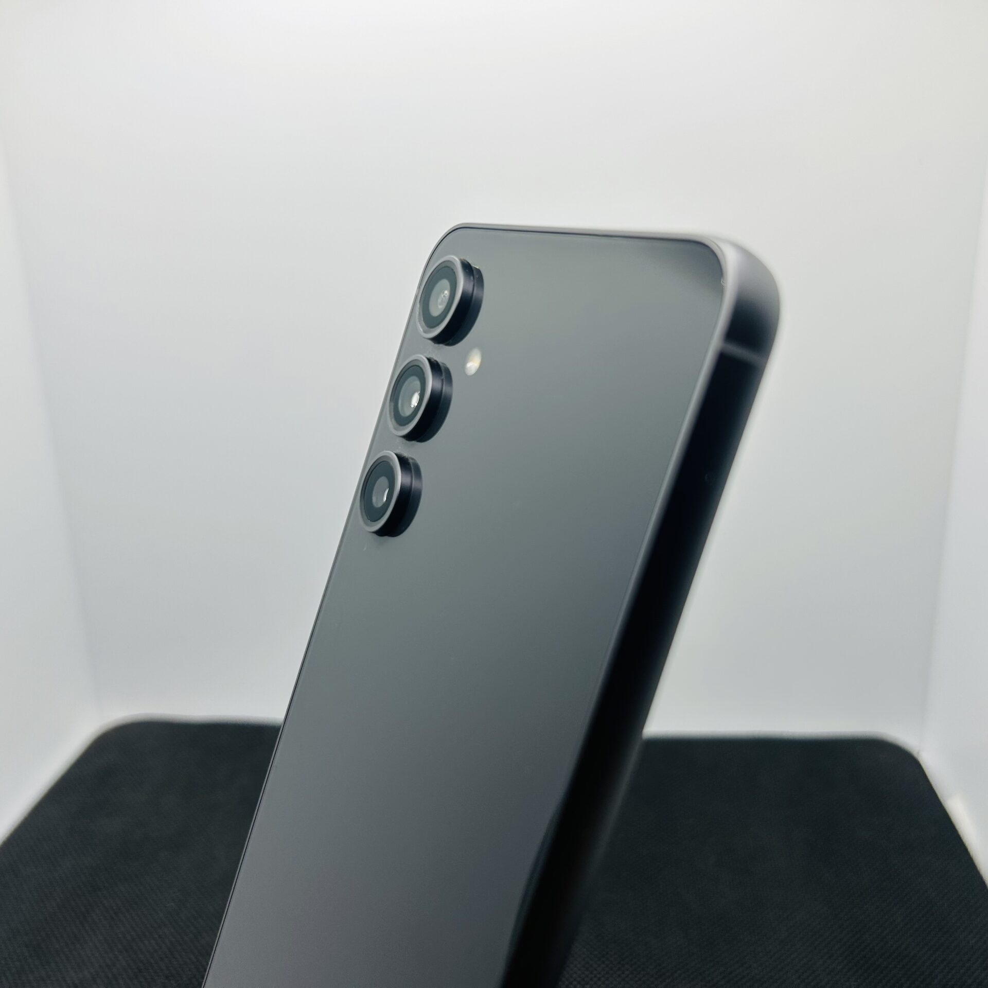 Samsung Galaxy S23 FE 256GB Graphite – (Grade B) - Image 7