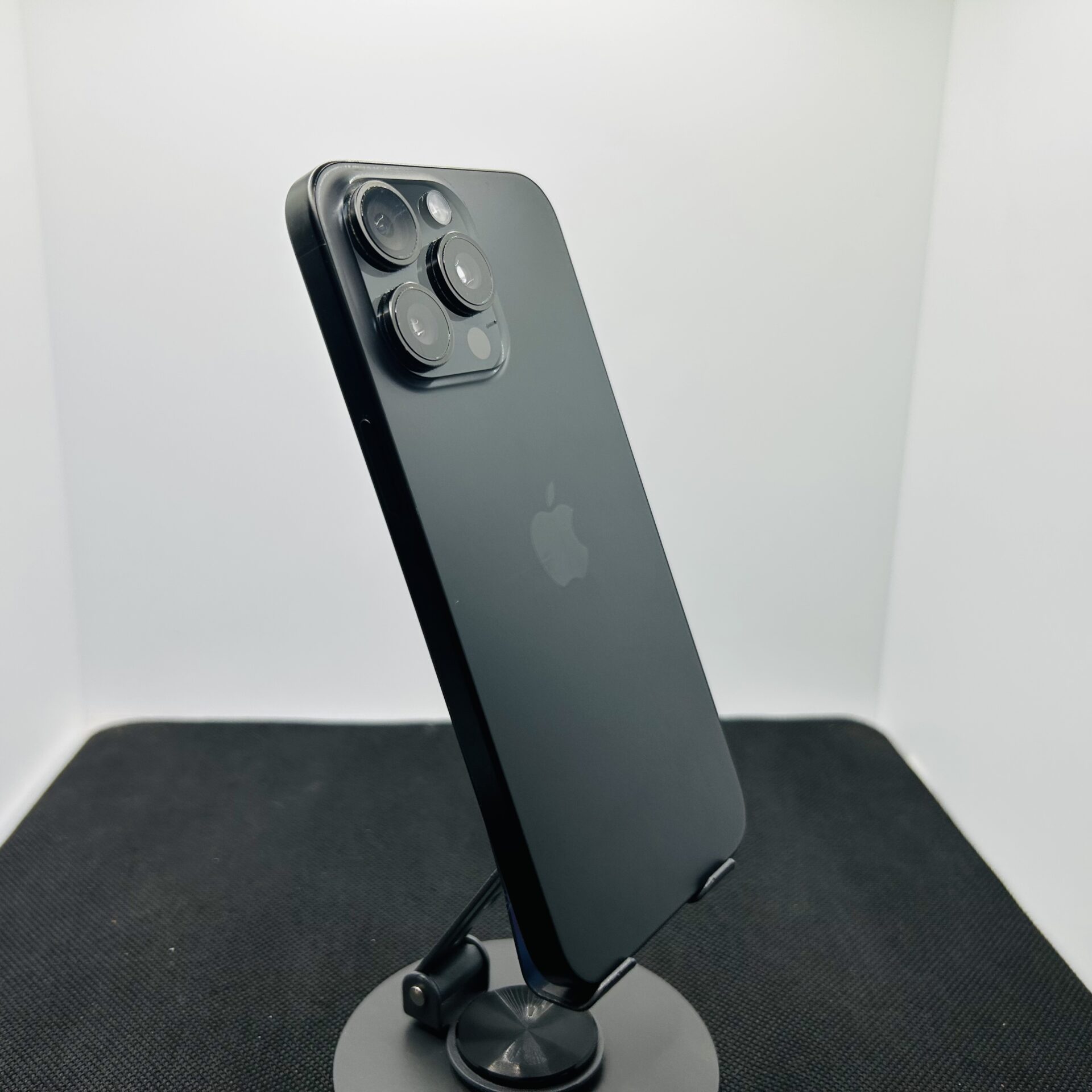 Apple iPhone 15 Pro Max 512GB Black Titanium – (Grade B) - Image 8