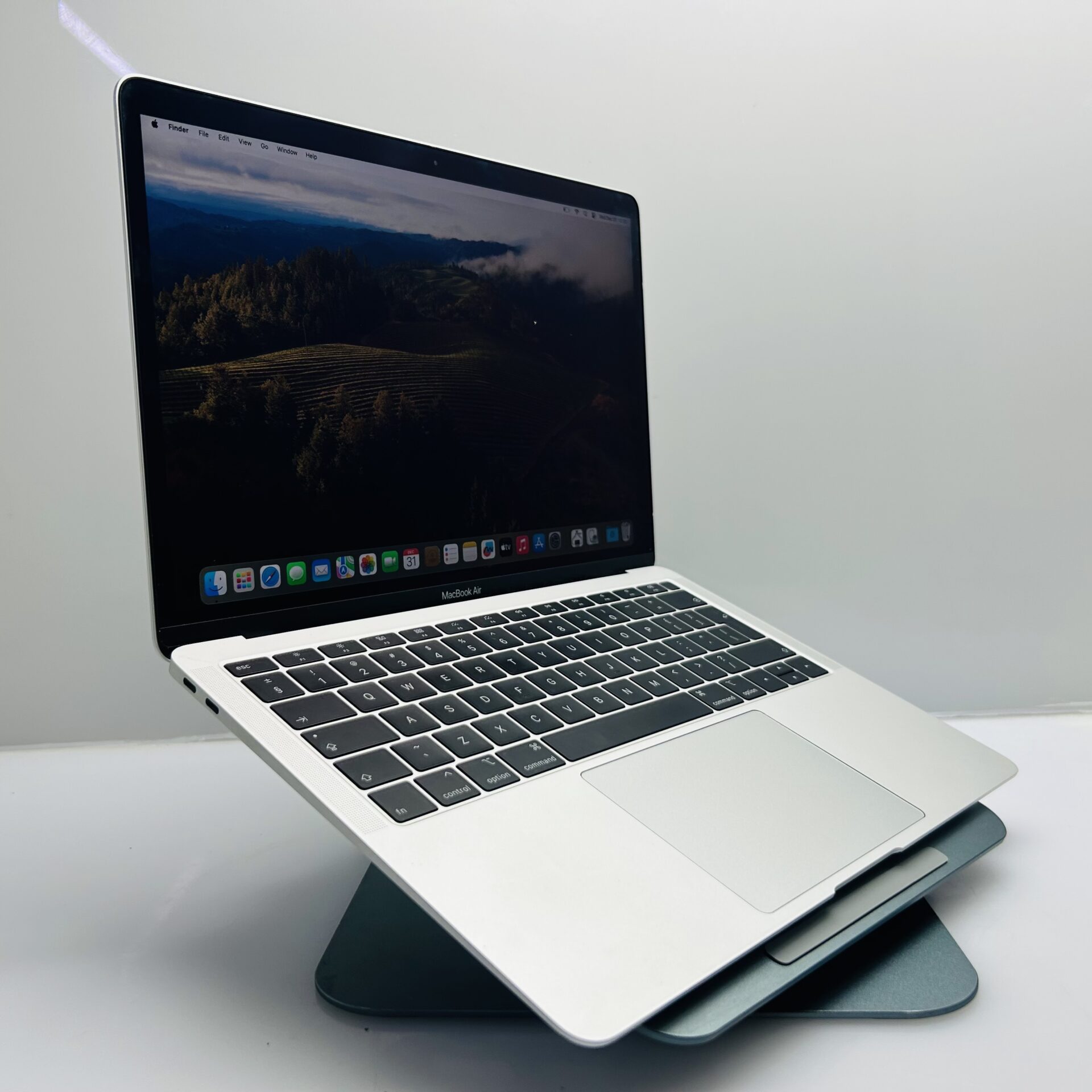 Apple MacBook Air 13-Inch “Core i5” 1.60GHz (Late 2018) 8GB RAM 128GB SSD Silver (Grade B) - Image 3