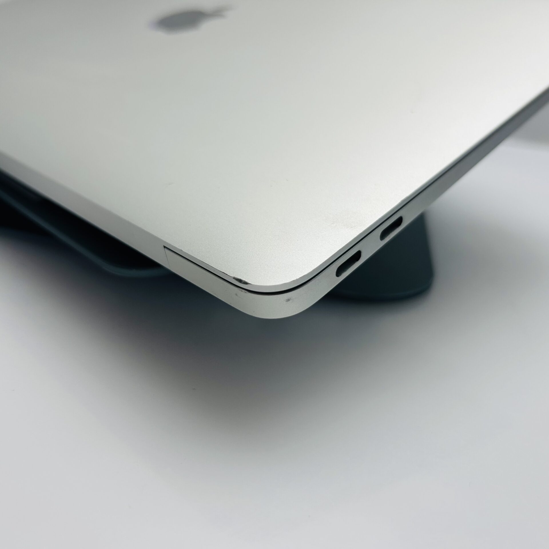 Apple MacBook Air 13-Inch “Core i5” 1.60GHz (Late 2018) 8GB RAM 128GB SSD Silver (Grade B) - Image 9