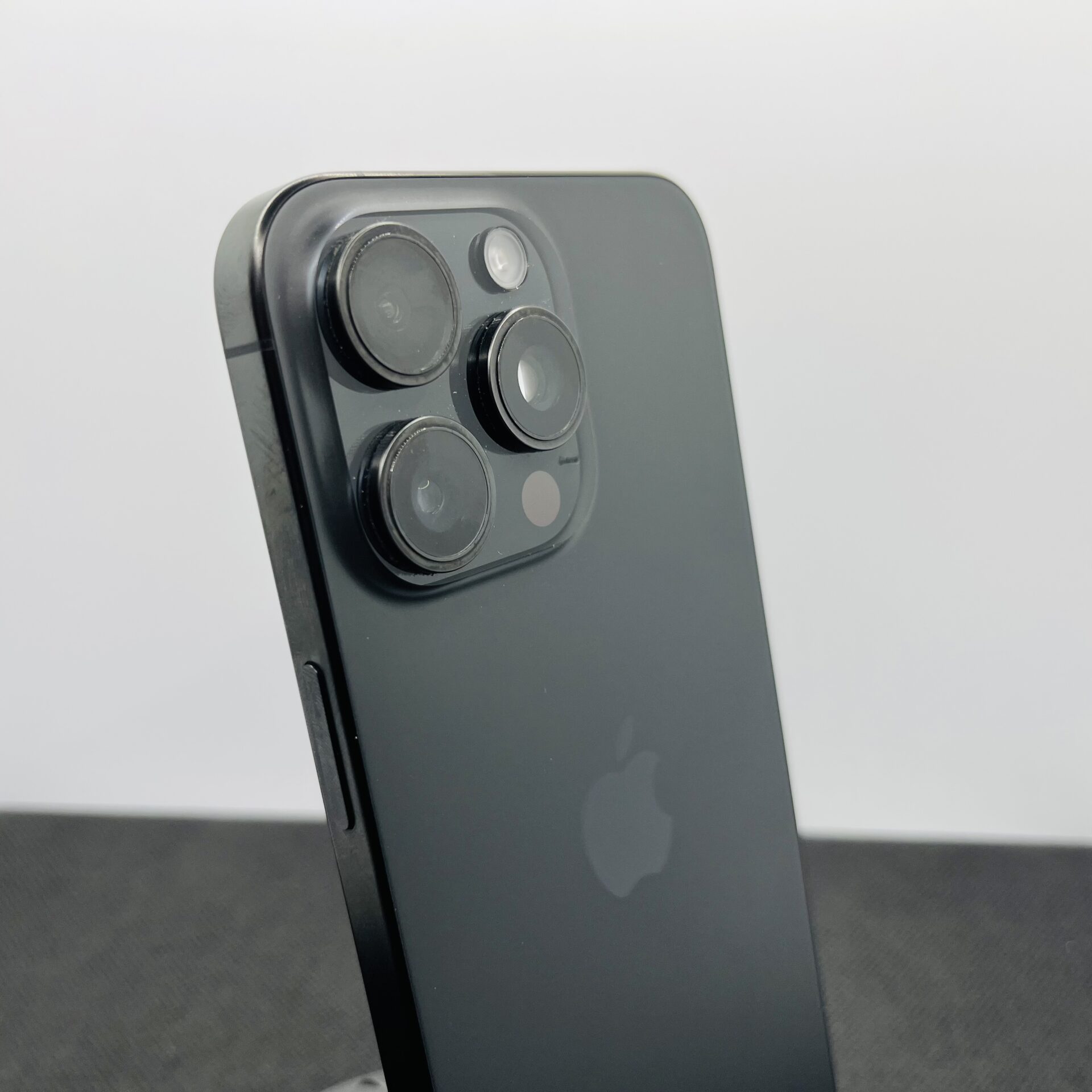 Apple iPhone 15 Pro Max 512GB Black Titanium – (Grade B) - Image 9