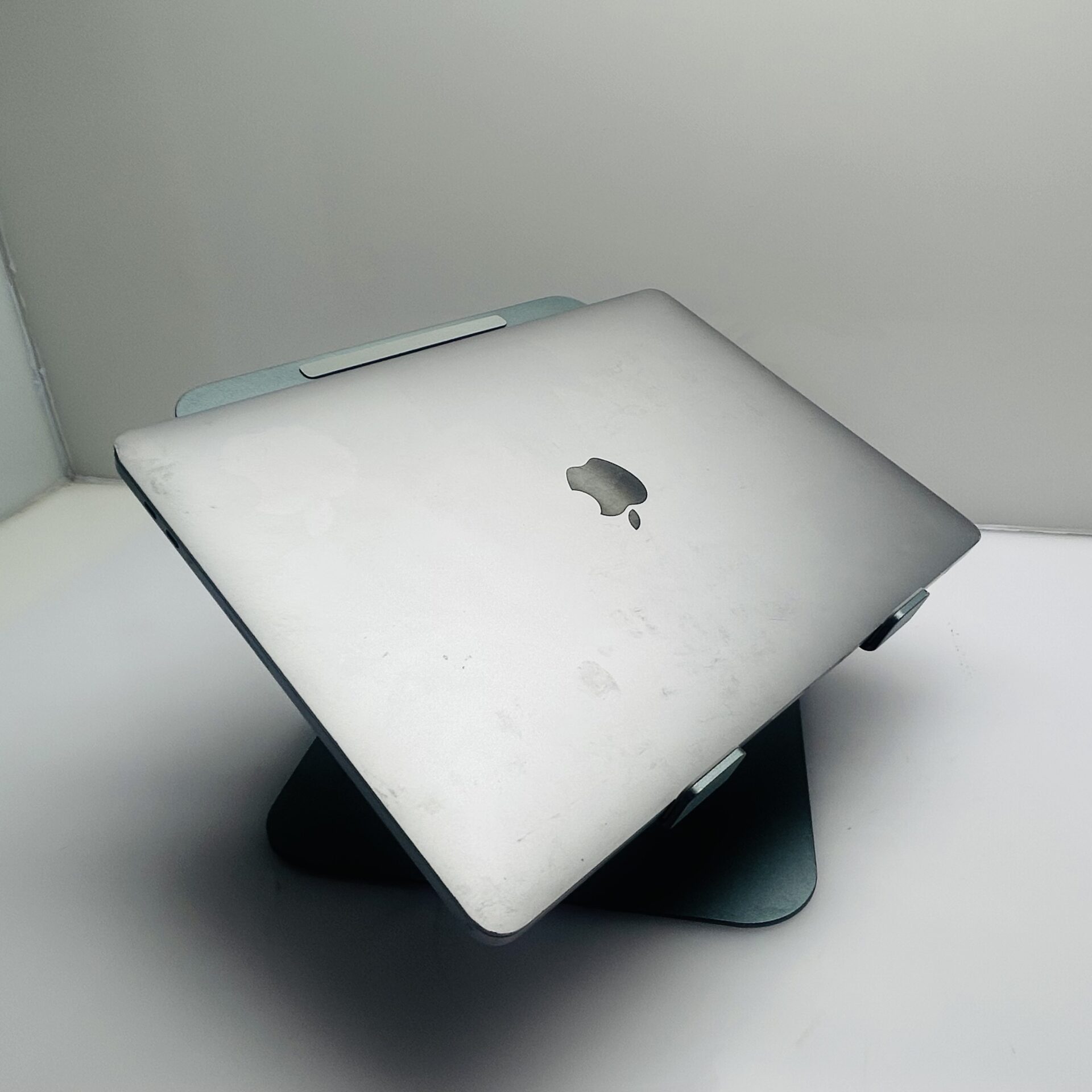 Apple MacBook Pro “M1” 13-inch 8 CPU/8 GPU 8GB RAM 512GB SSD Space Gray – (Grade B) - Image 6