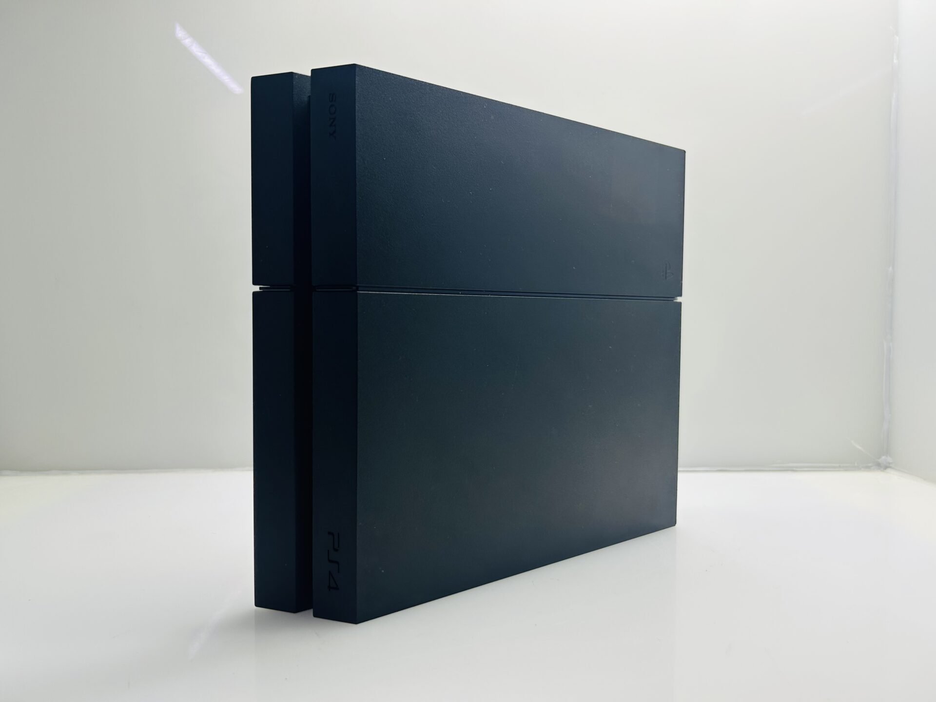 PlayStation 4 Original Black 500GB + 1 Controller + HDMI Cable + Power Cable + 1 Games + 1 Twin Charging Dock (Grade B) - Image 2