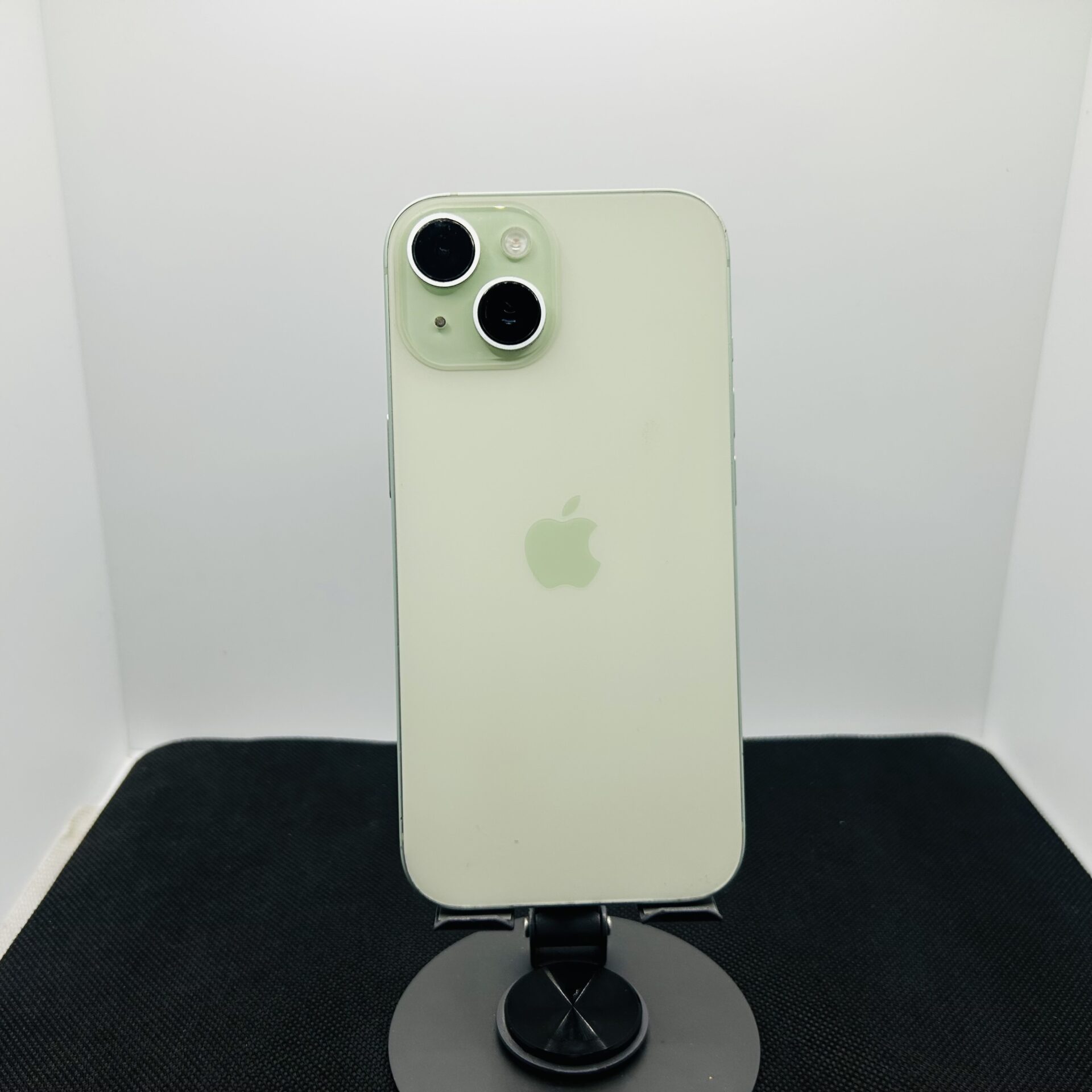 Apple iPhone 15 128GB Green – (Grade B) - Image 6