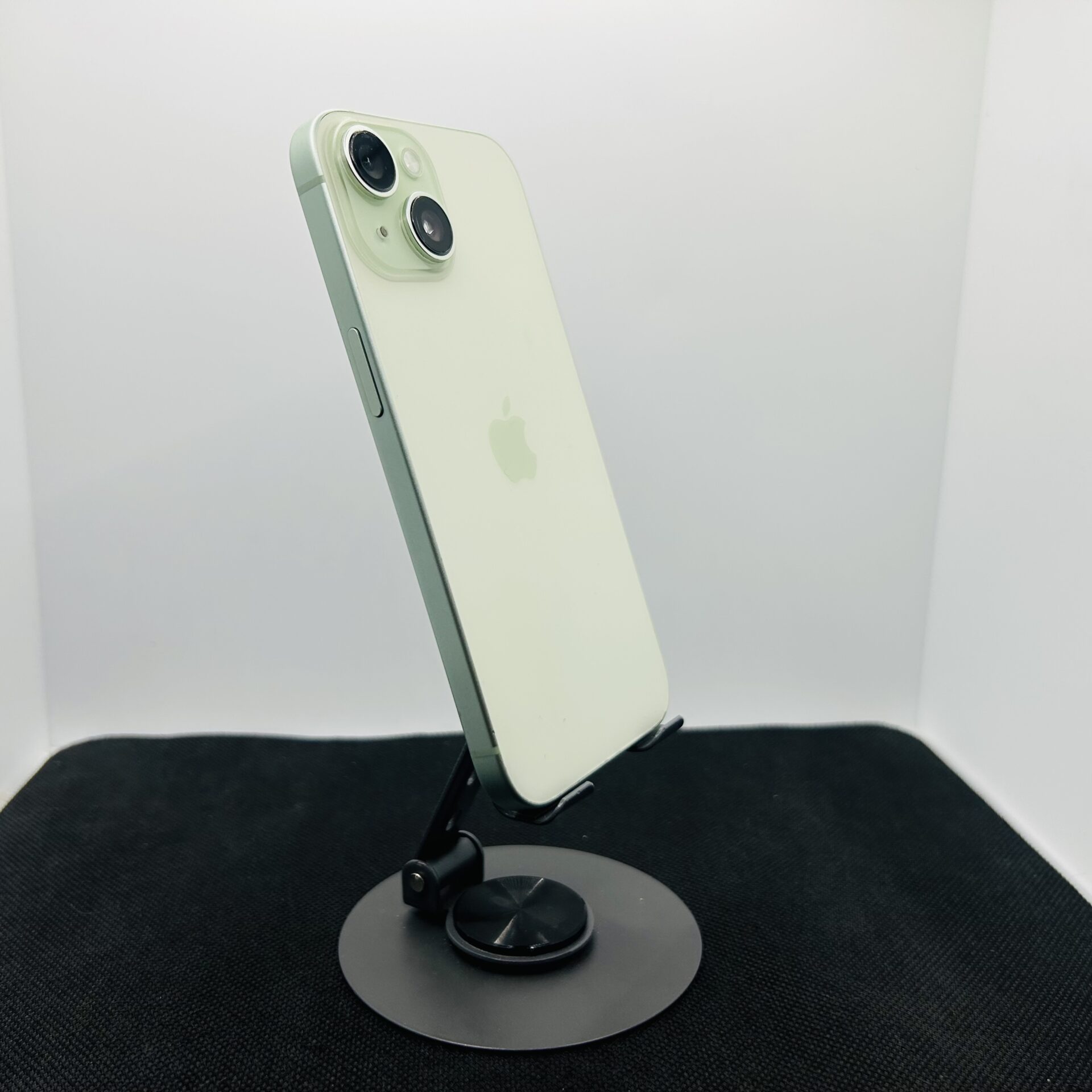 Apple iPhone 15 128GB Green – (Grade B) - Image 5