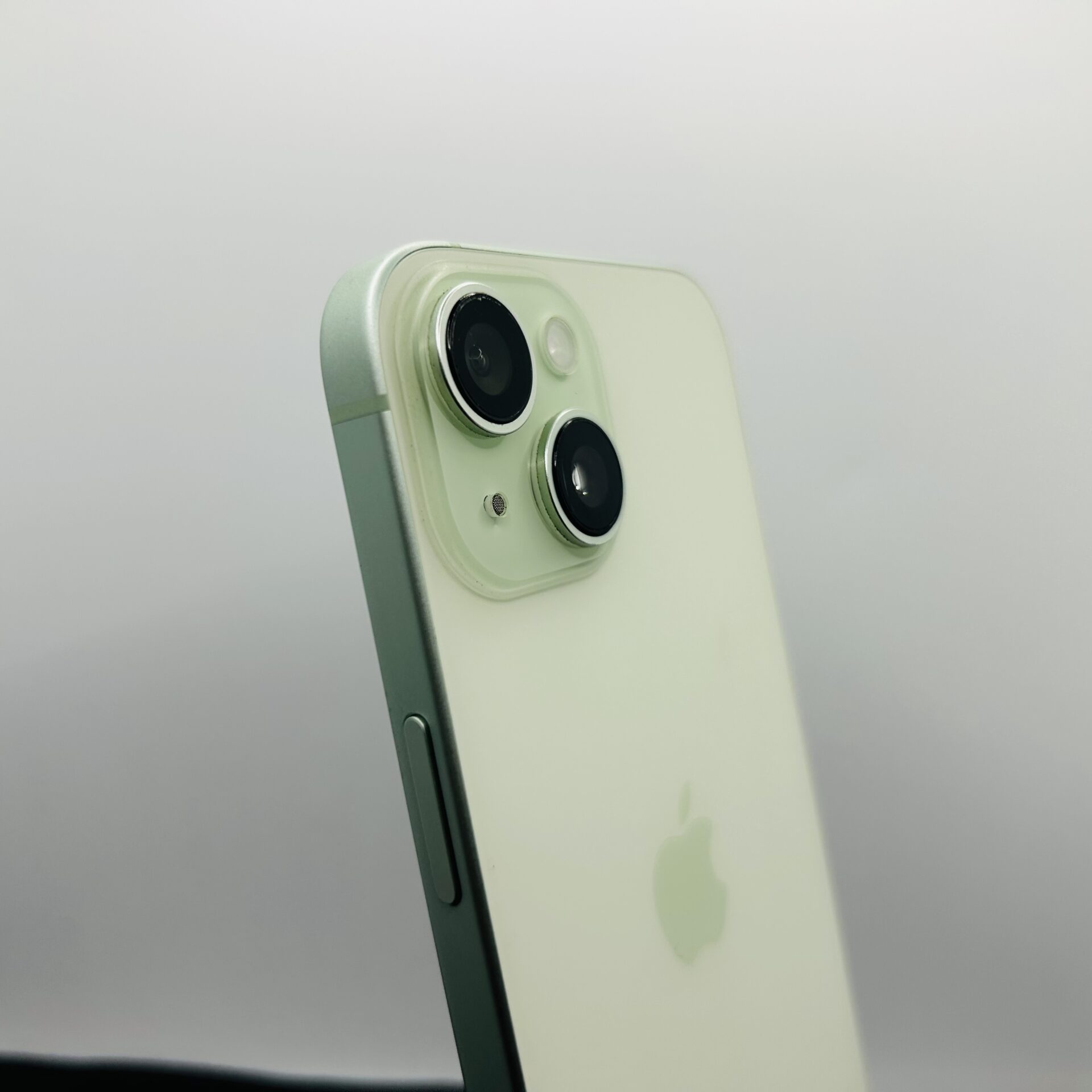 Apple iPhone 15 128GB Green – (Grade B) - Image 9