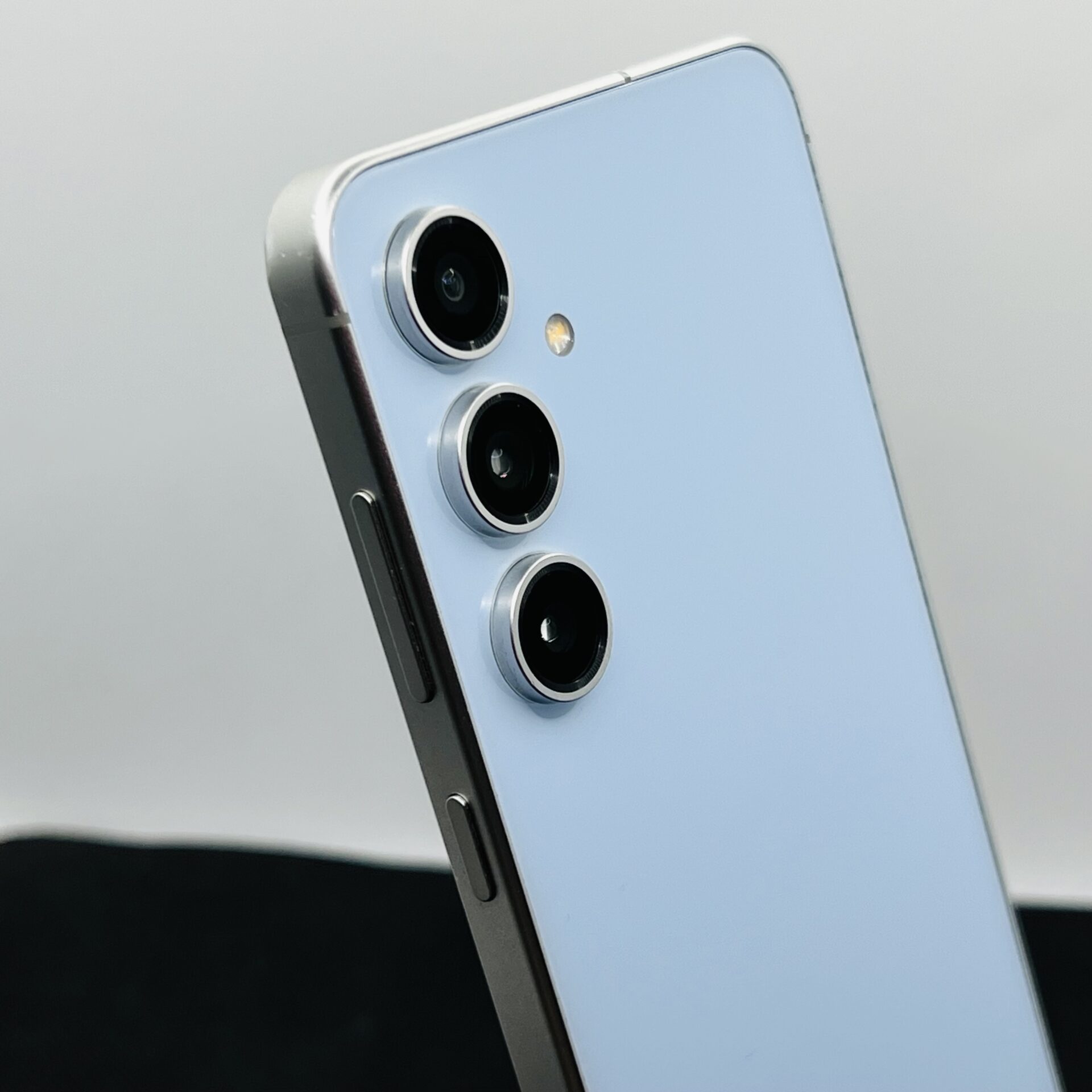 Samsung Galaxy S24 FE 256GB Blue – (Grade B) - Image 10