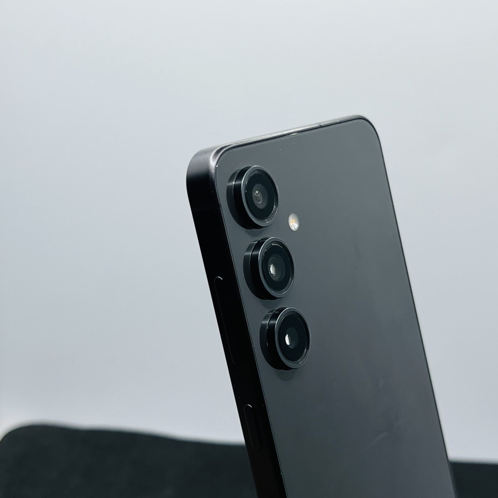 Samsung Galaxy S24 FE 128GB Graphite – (Grade B) - Image 10