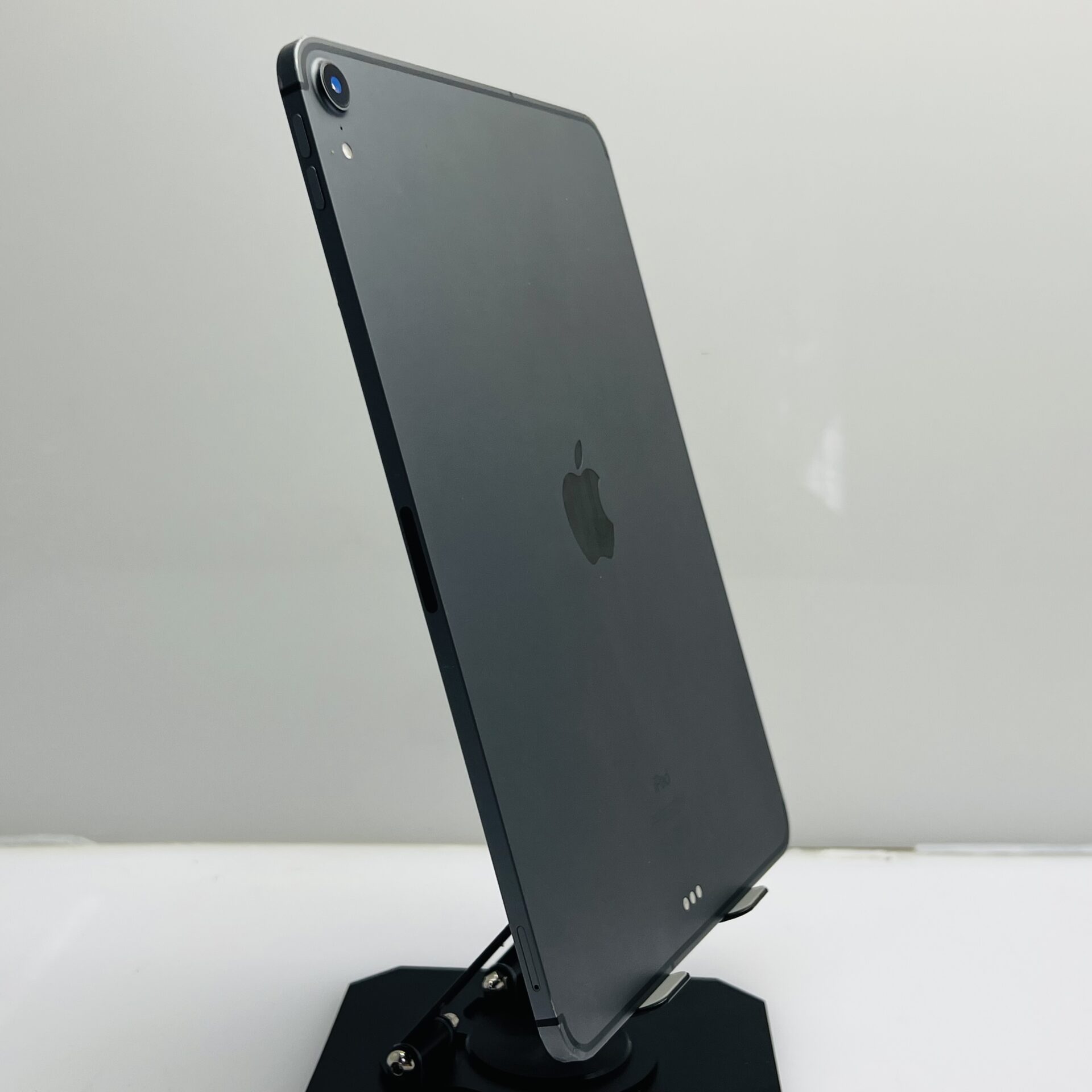 Apple iPad Pro 11″ 1st Gen (Wifi/Cellular) 512GB Space Gray (Grade B) – No Face ID And Dim Backlight - Image 10