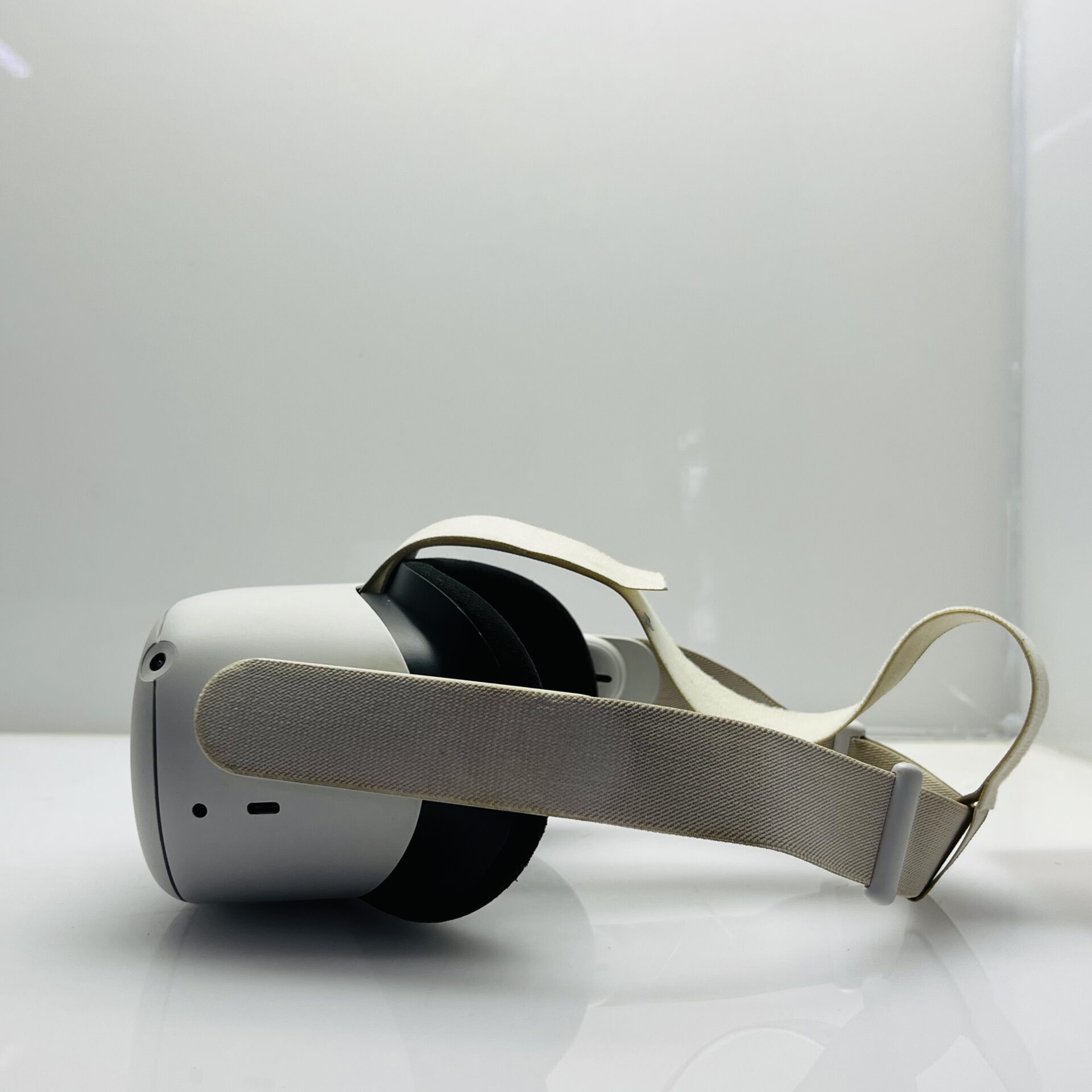 Meta Oculus Quest 2 VR Headset 256GB White + 2 Touch Controllers – (Grade B) - Image 6