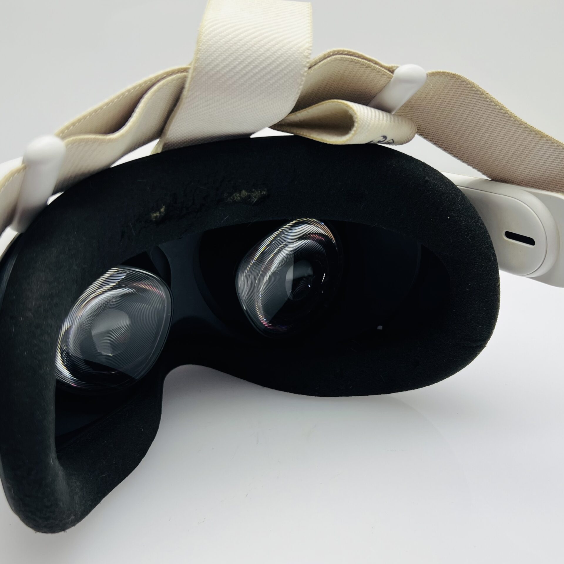 Meta Oculus Quest 2 VR Headset 256GB White + 2 Touch Controllers – (Grade B) - Image 8