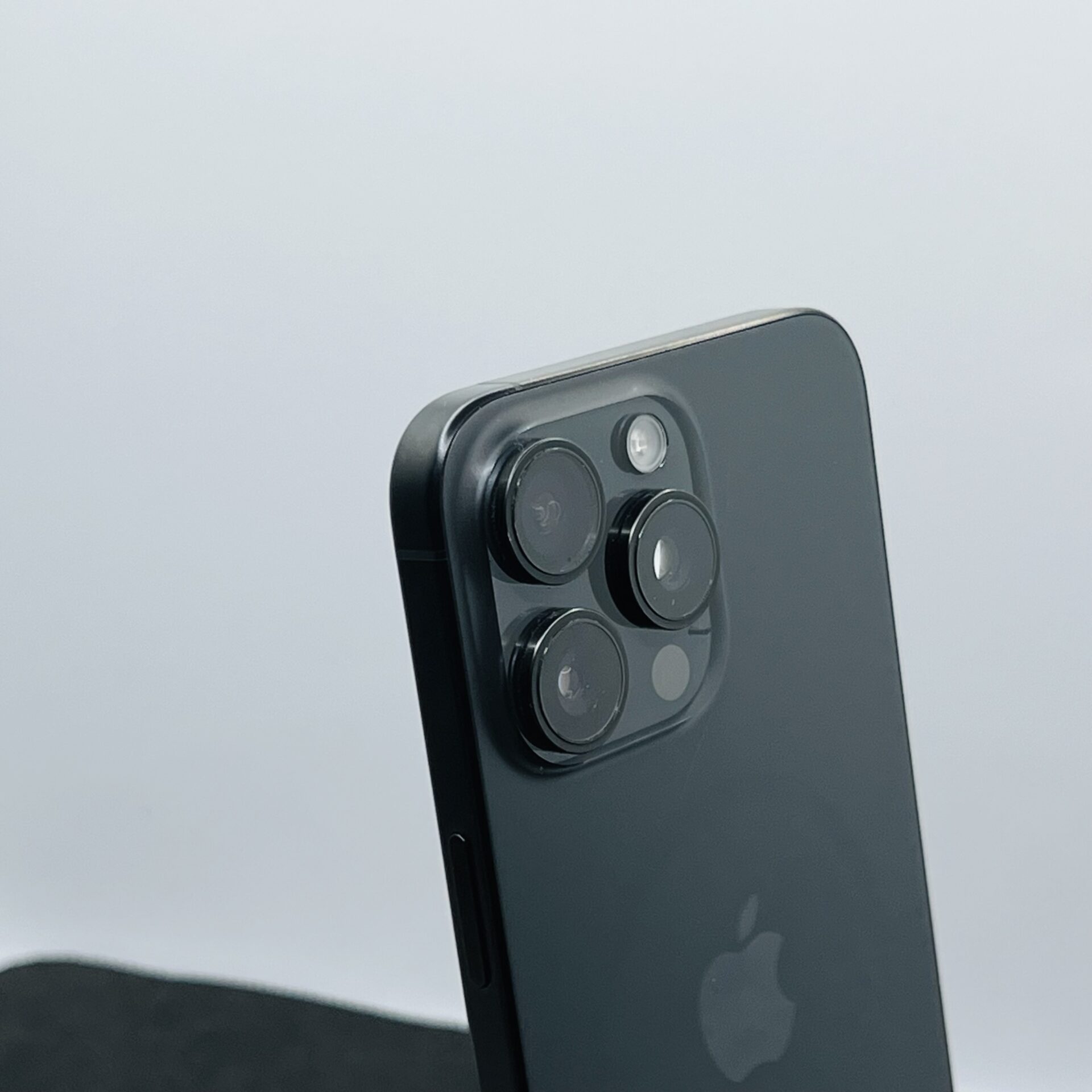 Apple iPhone 15 Pro Max 256GB Black Titanium – (Grade B) - Image 11